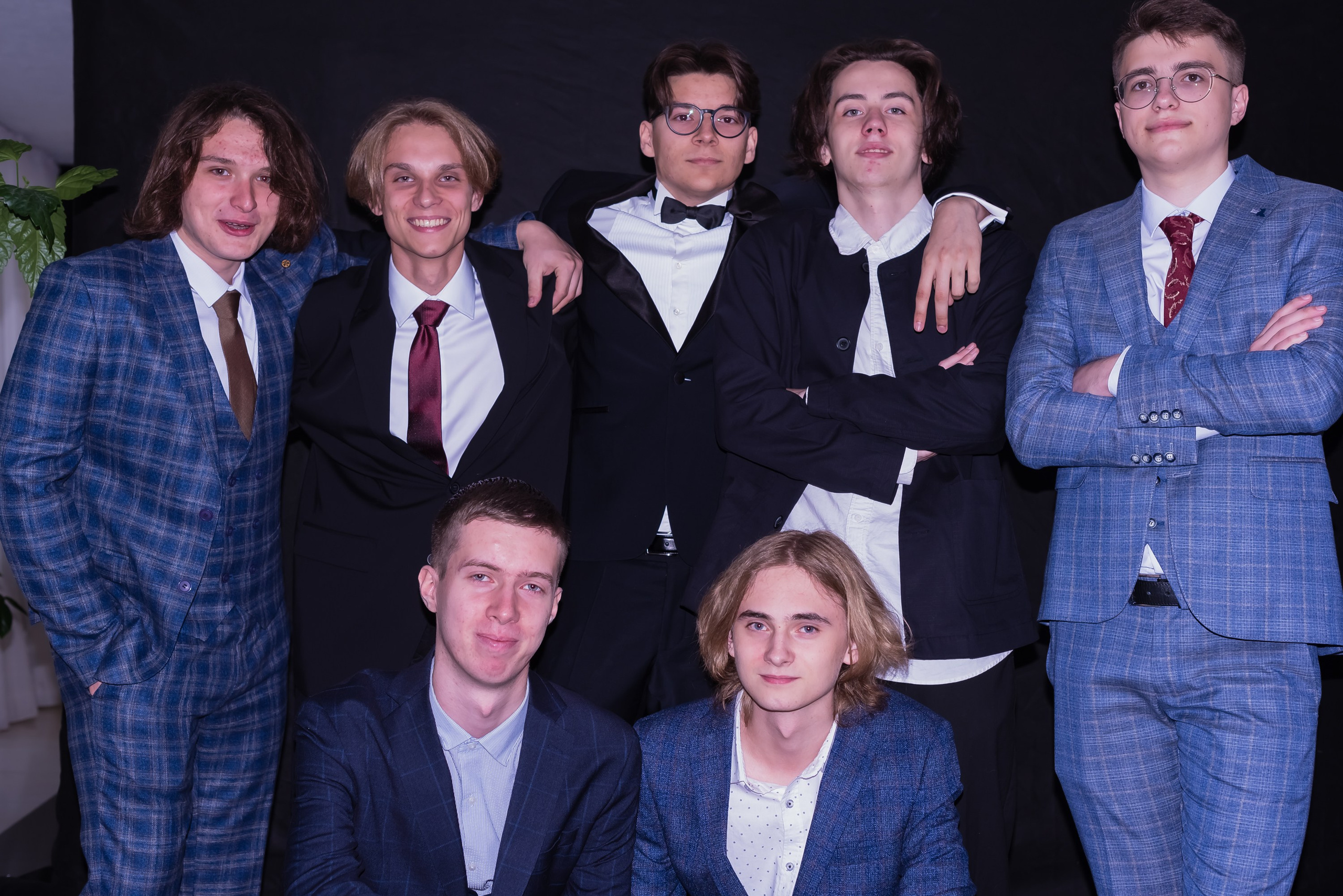 Школьный альбом  ребята в костюмах.