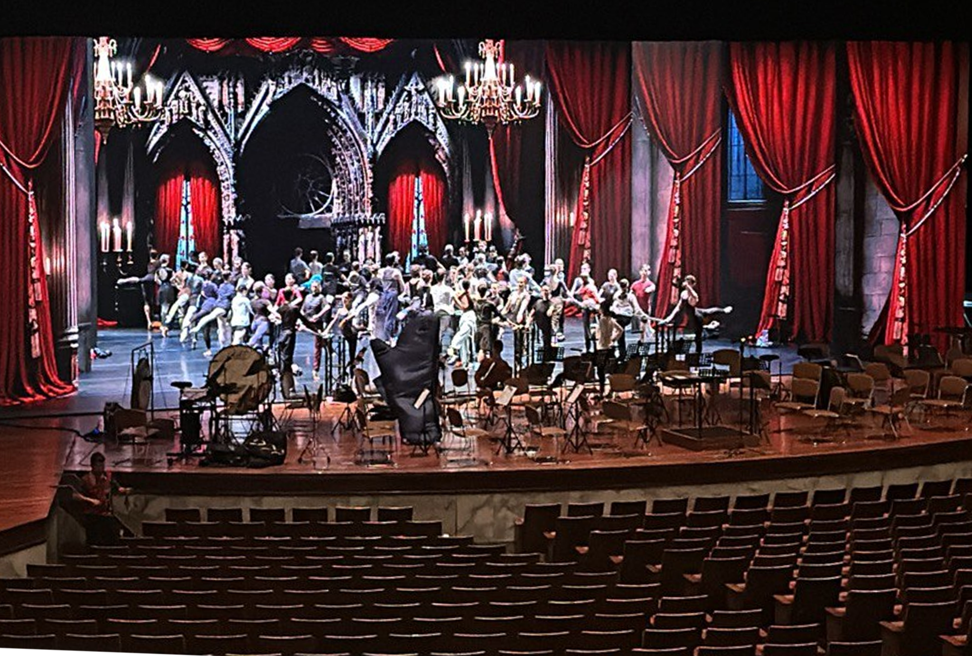 Балет "Щелкунчик" в Бангкоке с профессиональным техническим обеспечением: сценическое оборудование, светодиодные экраны для создания сказочной атмосферы и праздничного настроения. 