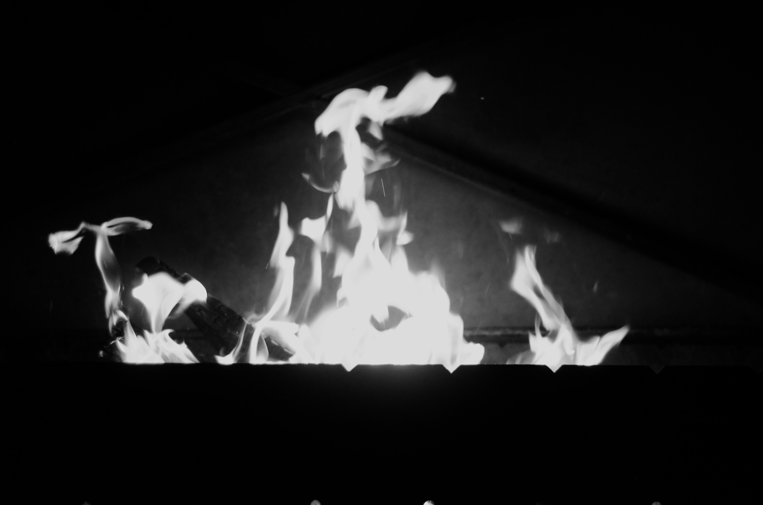 Системы хранения с фасадами из дикого дерева. Авторская фотография. Близнецовые пламёна