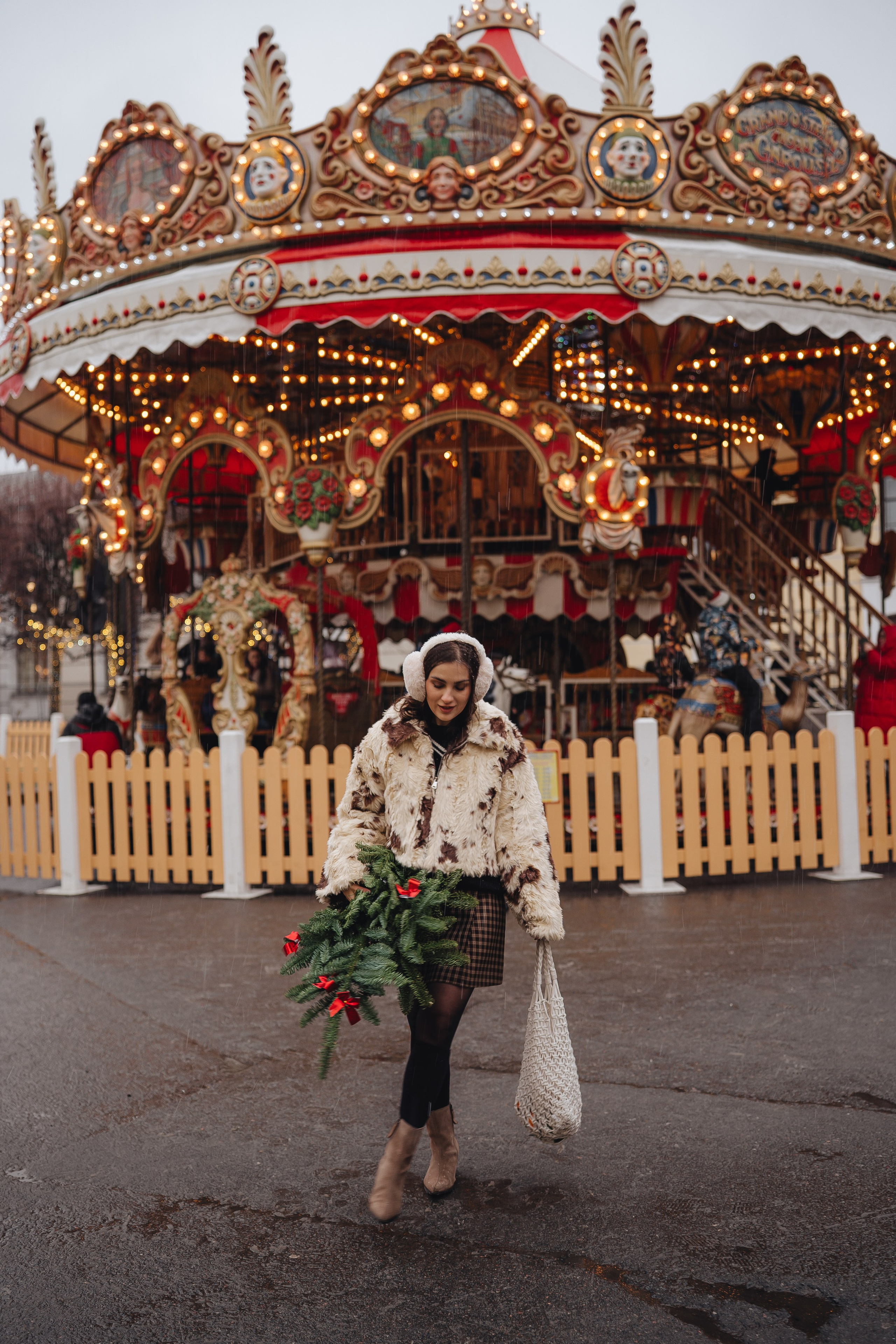 ПРОГУЛКА НА МАНЕЖНОЙ ПЛОЩАДИ ДЛЯ ДЕВУШКИ ПЕРЕД НОВЫМ ГОДОМ (НОВОГОДНЯЯ ФОТОСЕССИИЯ НА МАНЕЖНОЙ ПЛОЩАДИ). Профессиональный фотограф, Санкт-Петербург — Виктория Богомолова