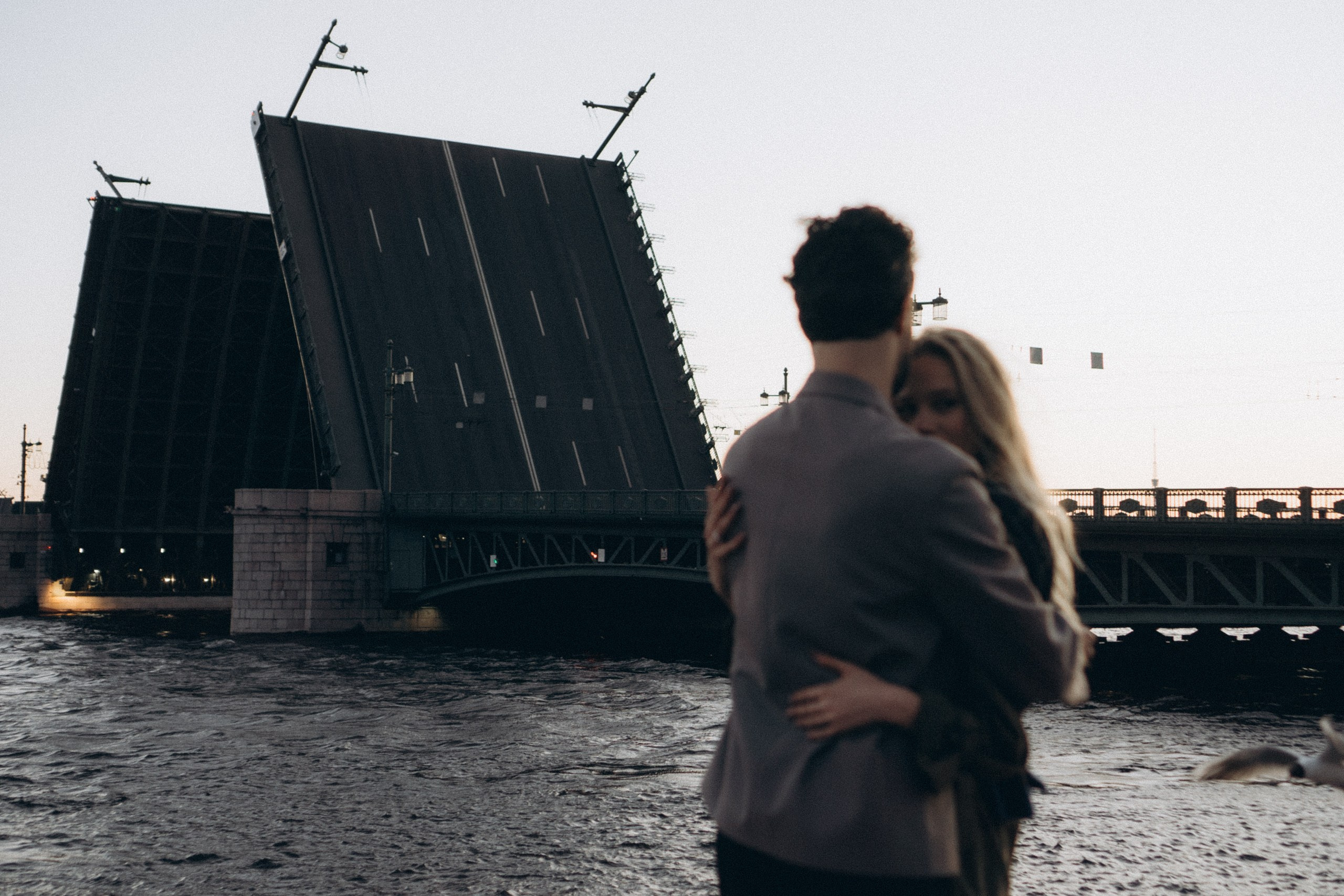 СВАДЕБНАЯ СЬЕМКА ПАРЫ НА РАССВЕТЕ В БЕЛЫЕ НОЧИ И ПРОГУЛКА С РАЗВОДНЫМИ МОСТАМИ И ПИКНИК ВОЗЛЕ ИСАКИЕВСКОГО СОБОРА. Профессиональный фотограф, Санкт-Петербург — Виктория Богомолова