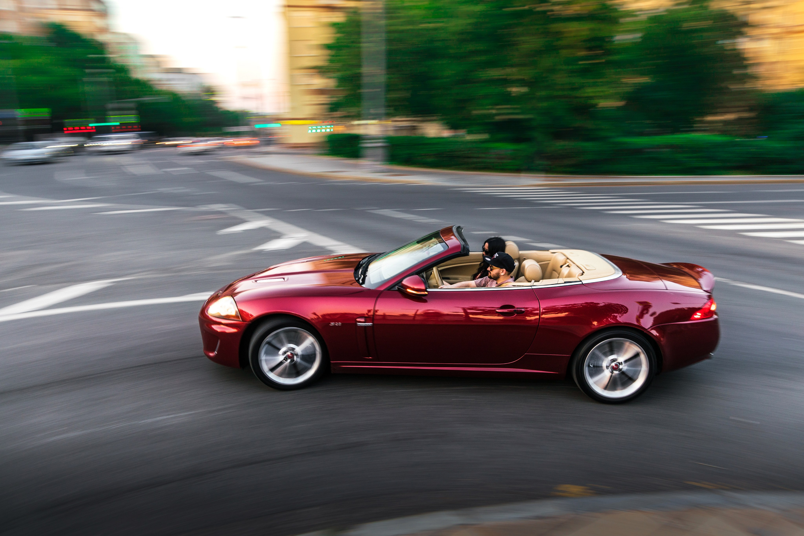 Фотосъемка в кабриолете по улицам Москвы на Jaguar. Жуков Илья  свадебный фотограф в Москве