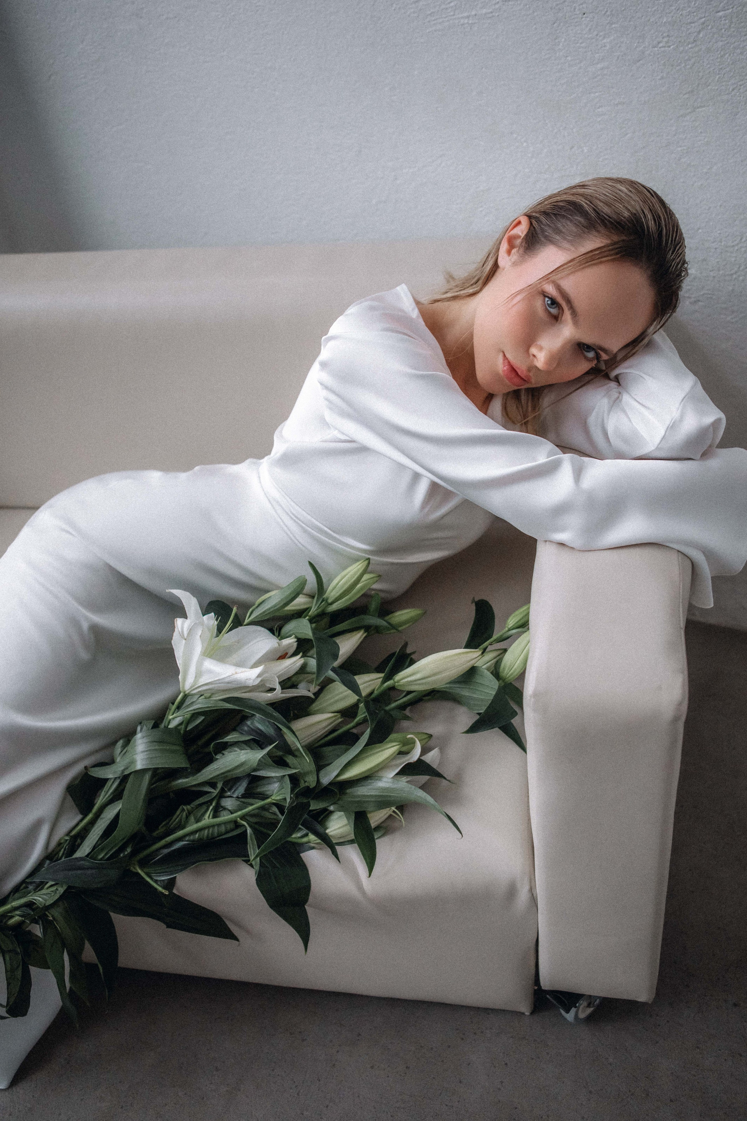 Арина. Фотосессия чб с лилиями в белой студии. Фотограф в Москве Ольга Сатони