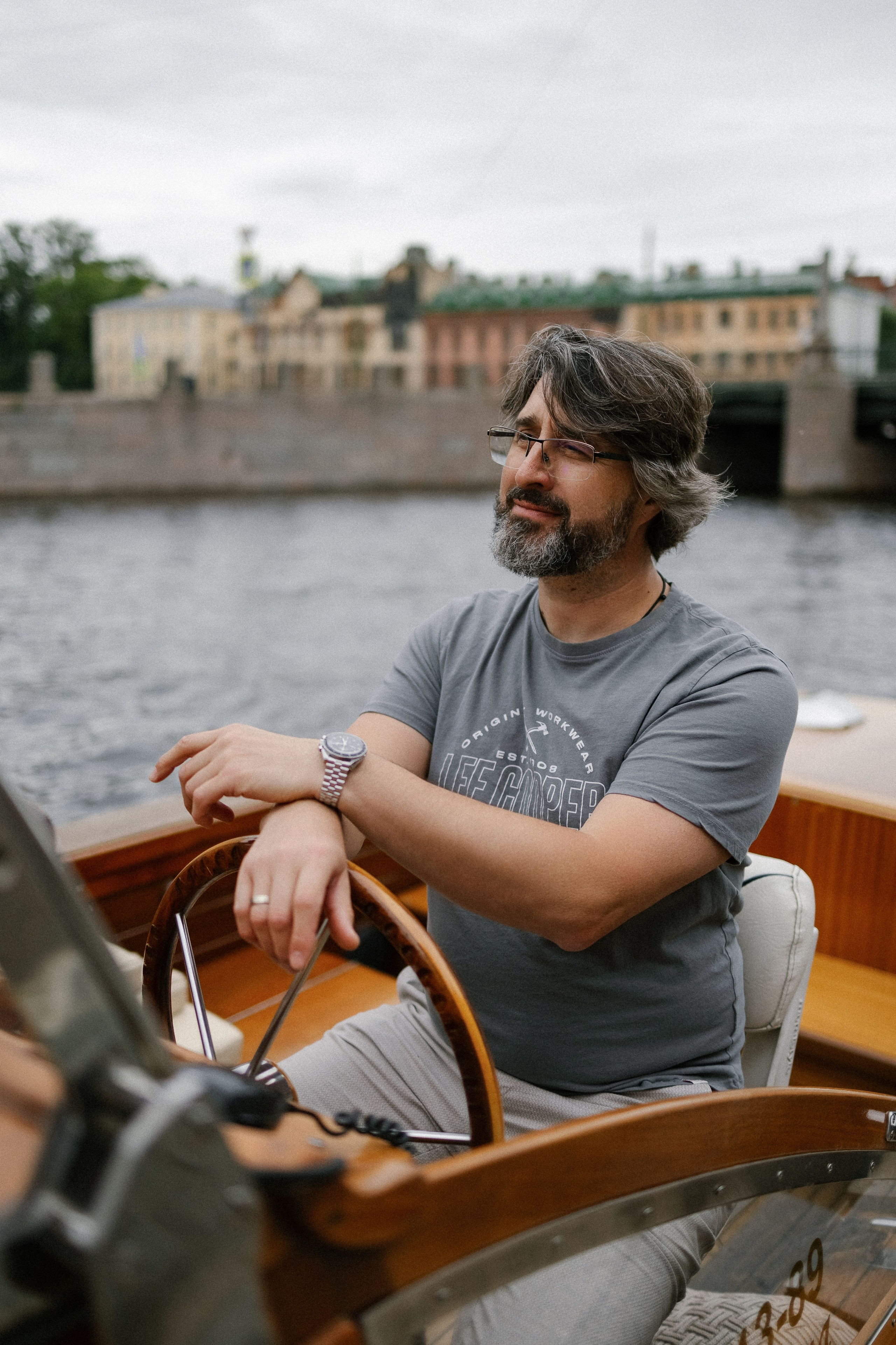Прогулка на венецианском катере. Свадебный фотограф в Санкт-Петербурге Ксения Кобышева