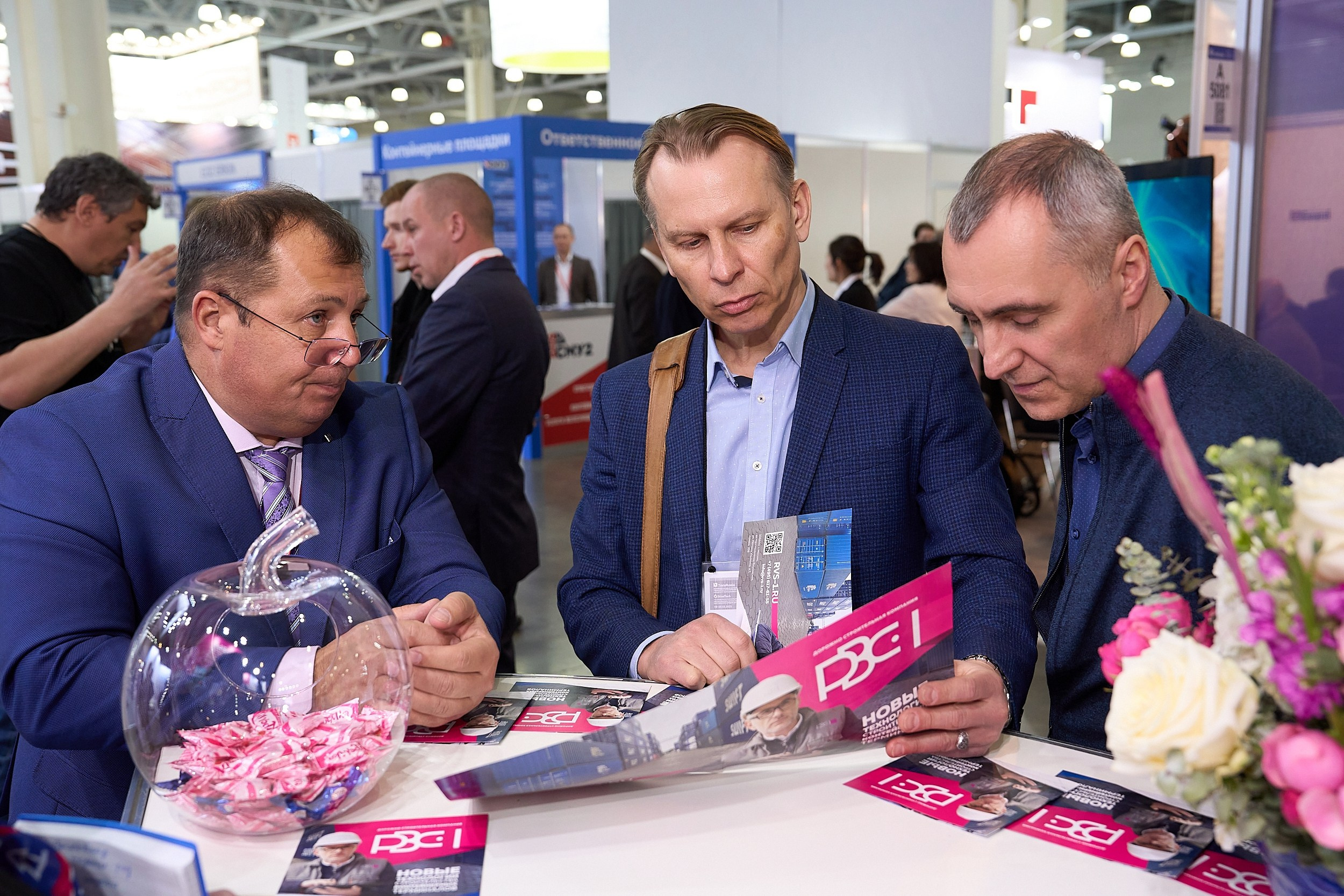 фотография клиентов и менеджеров на выставке в крокусе