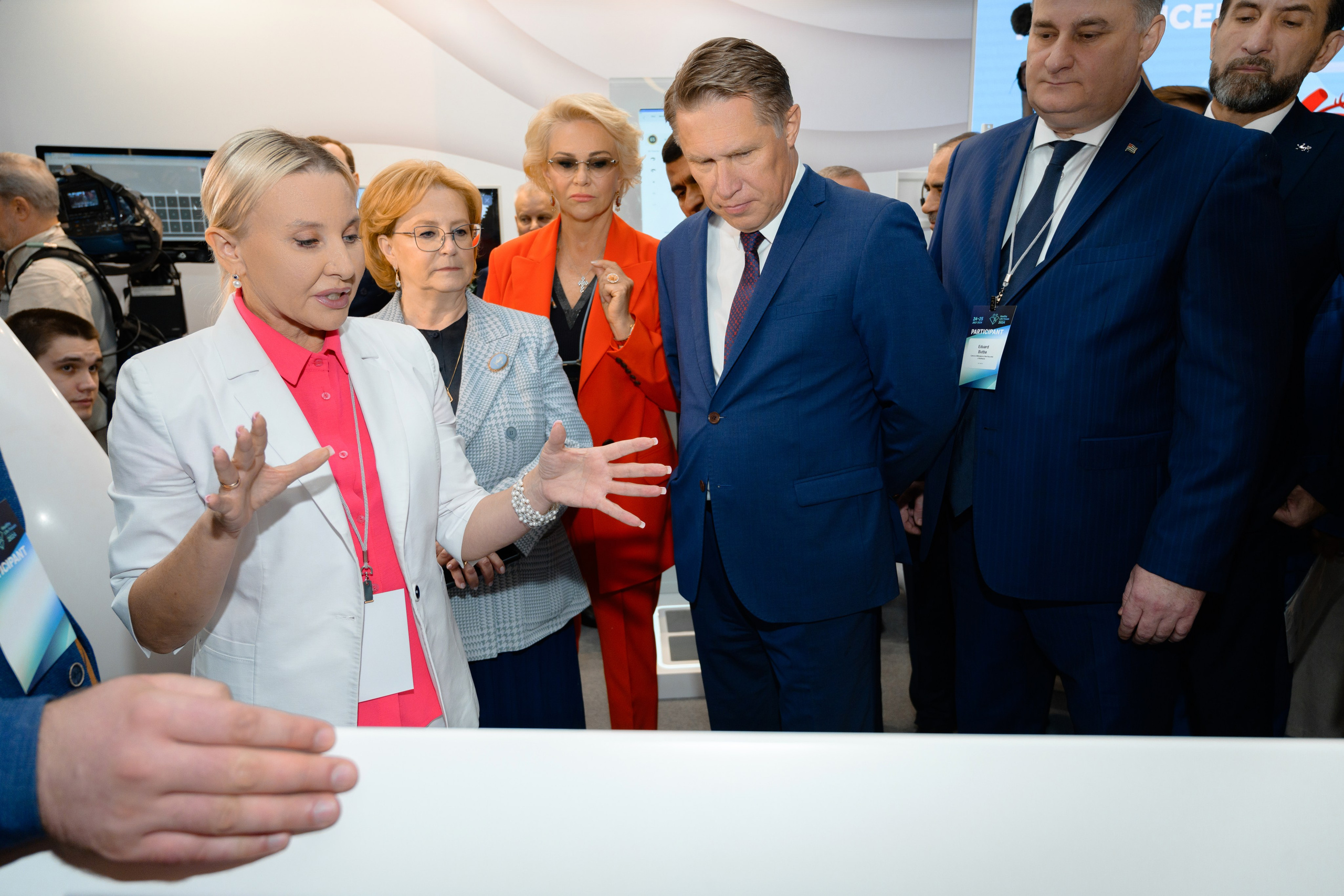 Выставки: Фотография с выставки, на которой посетители изучают представленные экспонаты. Скворцова Вероника. Татьяна Голикова. Михаил Мурашко. Единая Россия. Дума. Министр Здравоохранения. ФМБА. Правительство России. Фотография с форума, на которой участники активно участвуют в дискуссии.