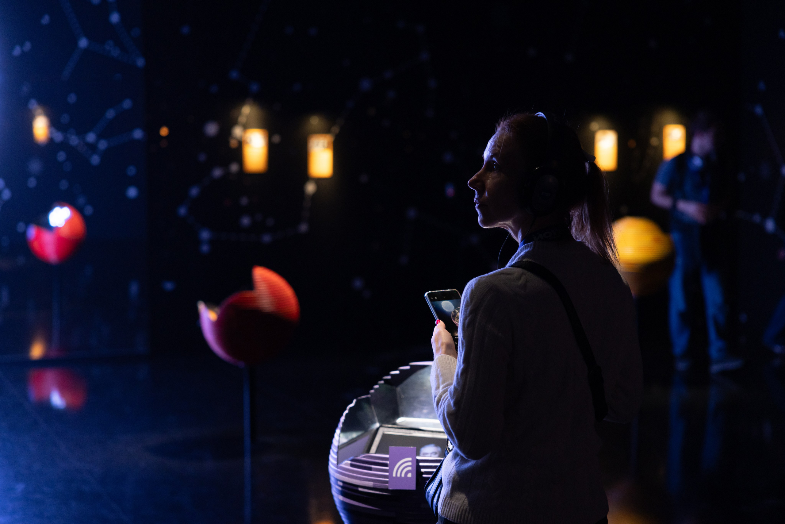 Выставка-байопик «Виктор Цой. Легенда» (10 октября 2025). Репортажный фотограф Алексей Пирязев