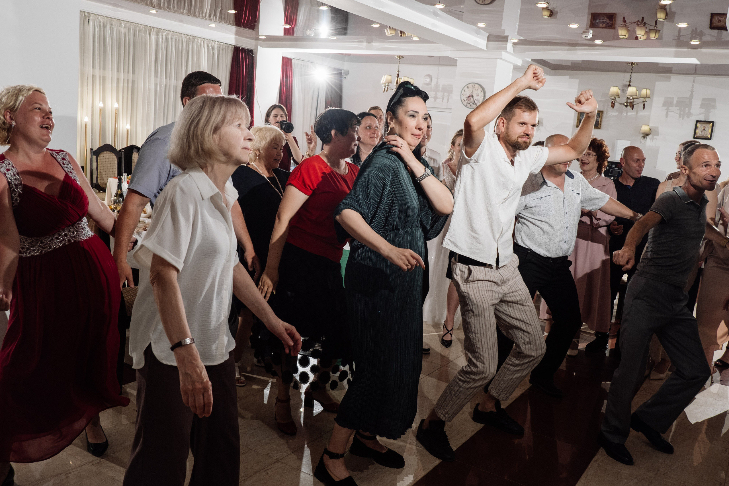 Свадебный ретопртаж. Профессиональная фотосъемка в Крыму. Натуральные эмоции и живые кадры. Забронируйте дату прямо сейчас!