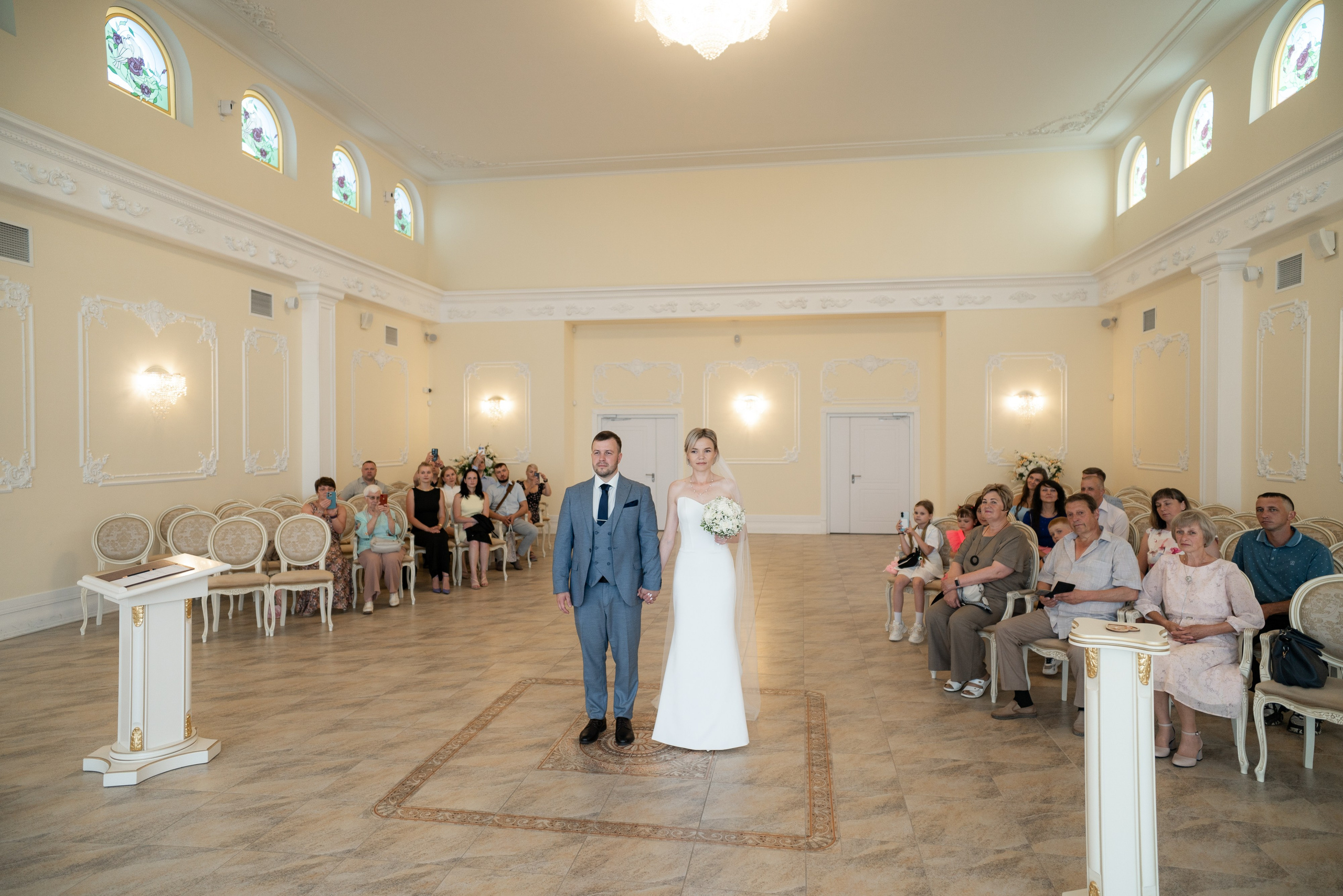 Свадебные фотосессии во дворцах и ЗАГСах Санкт- Петербурга. Свадебный фотограф Александр Невский в Санкт-Петербурге