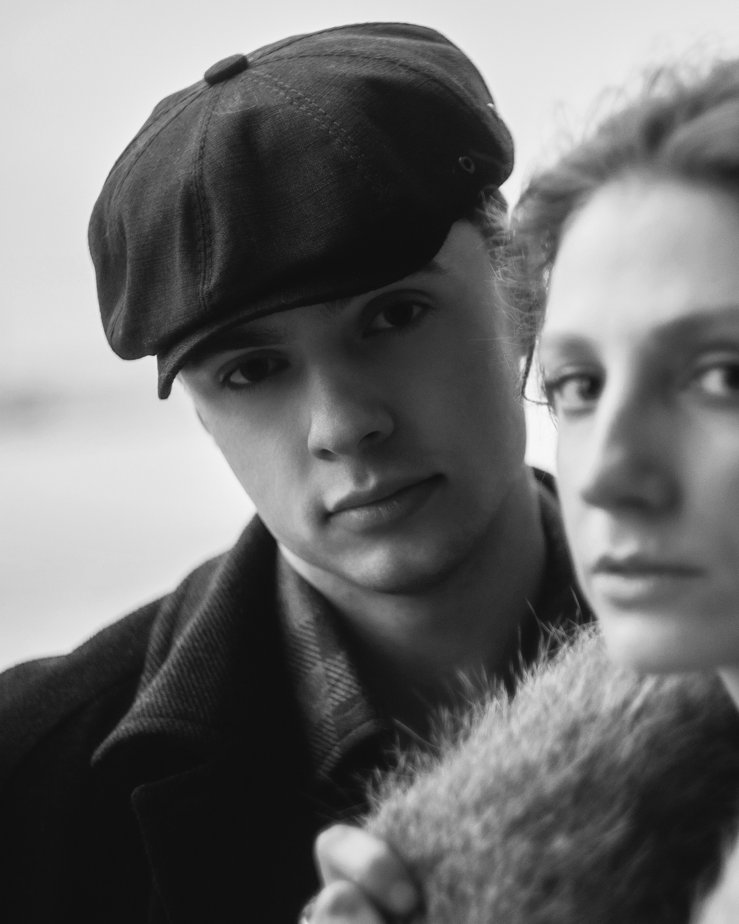 Черно-белый крупный портрет пары, художественная love story фотосессия с близостью, напряжением и авторской атмосферой