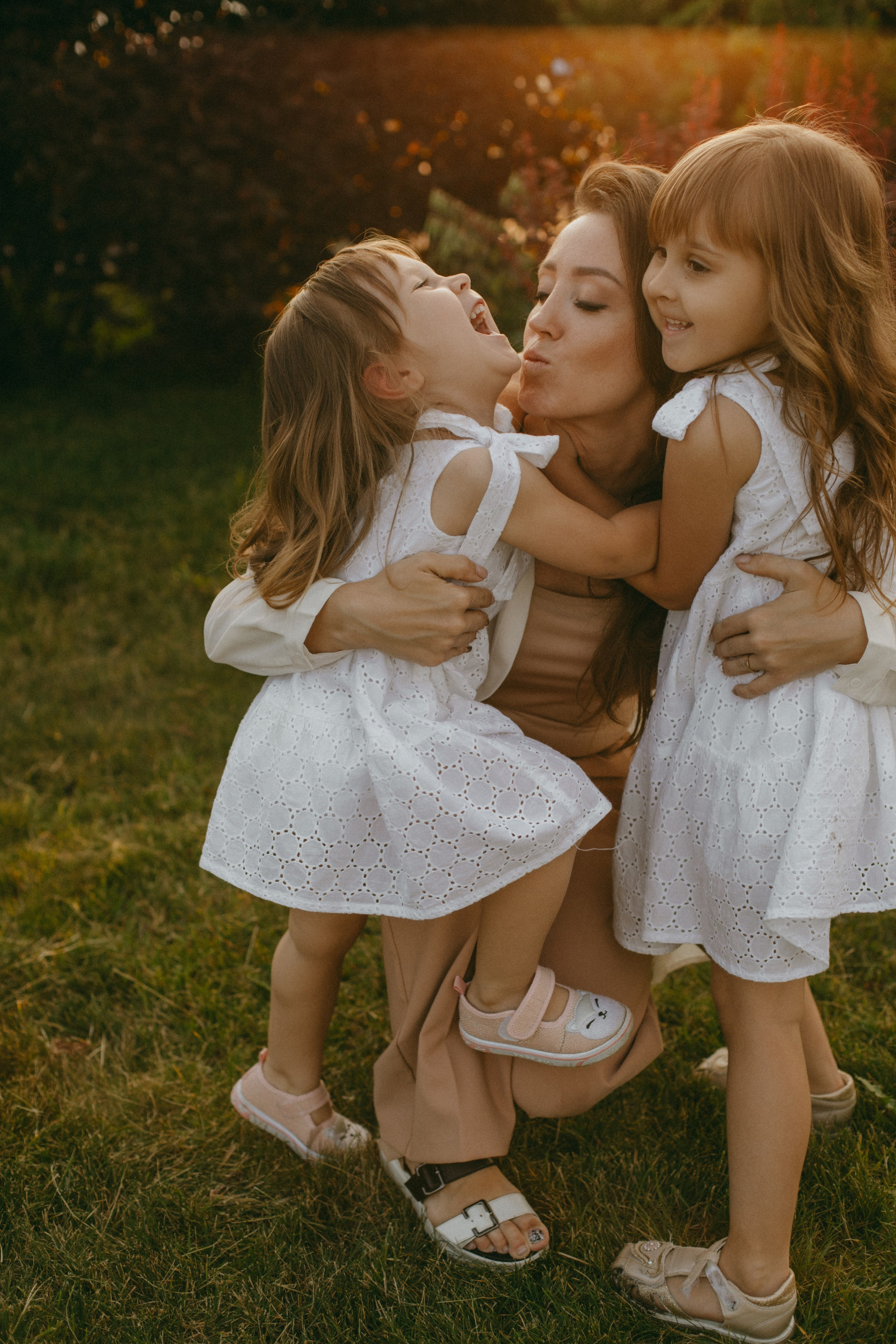 Эмма и Влада на летней прогулке с мамой. Фотограф Наталья Кургина Слюдянка Иркутск