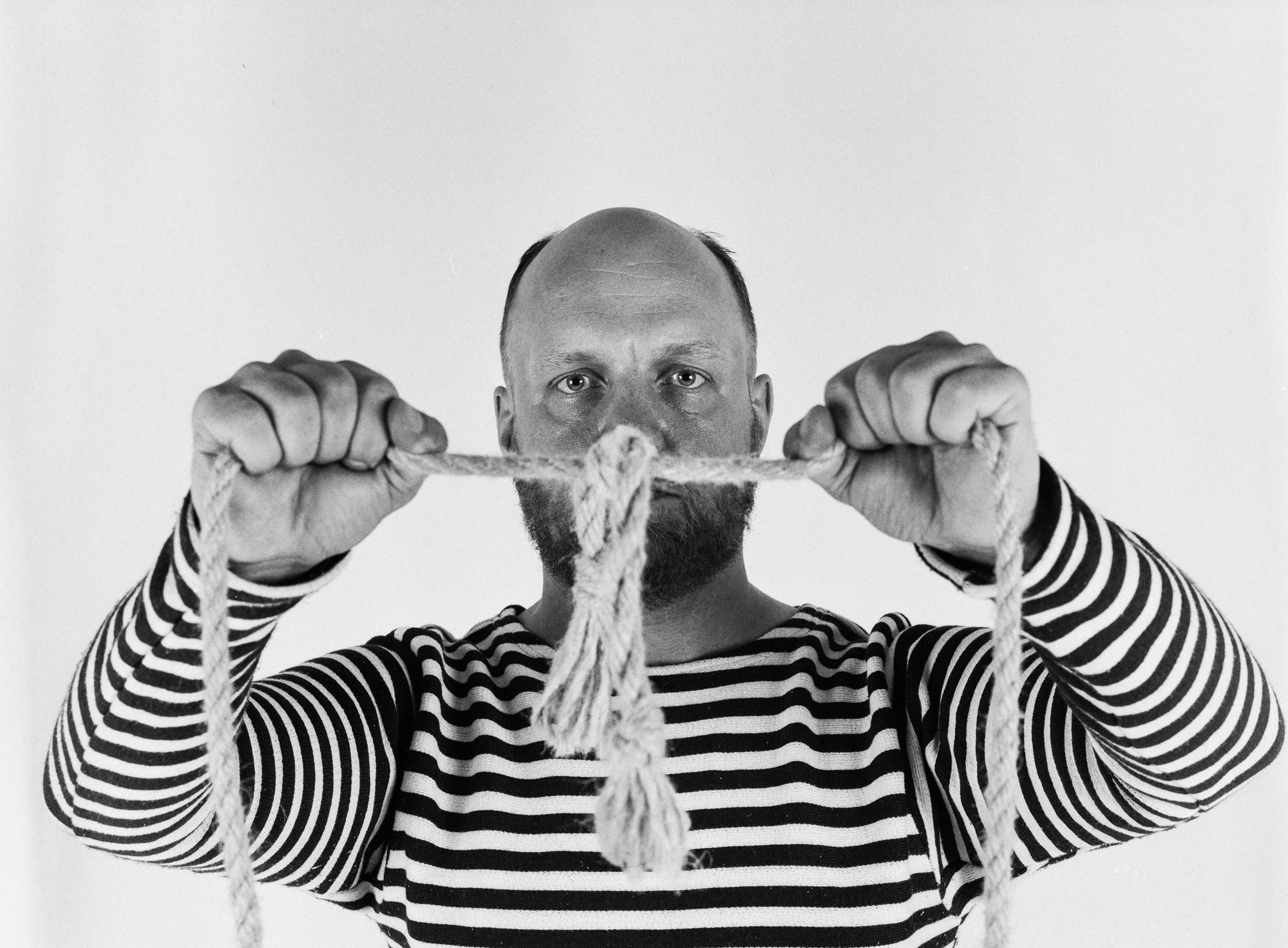 Черно-белый портрет мужчины крупным планом в тельняшке