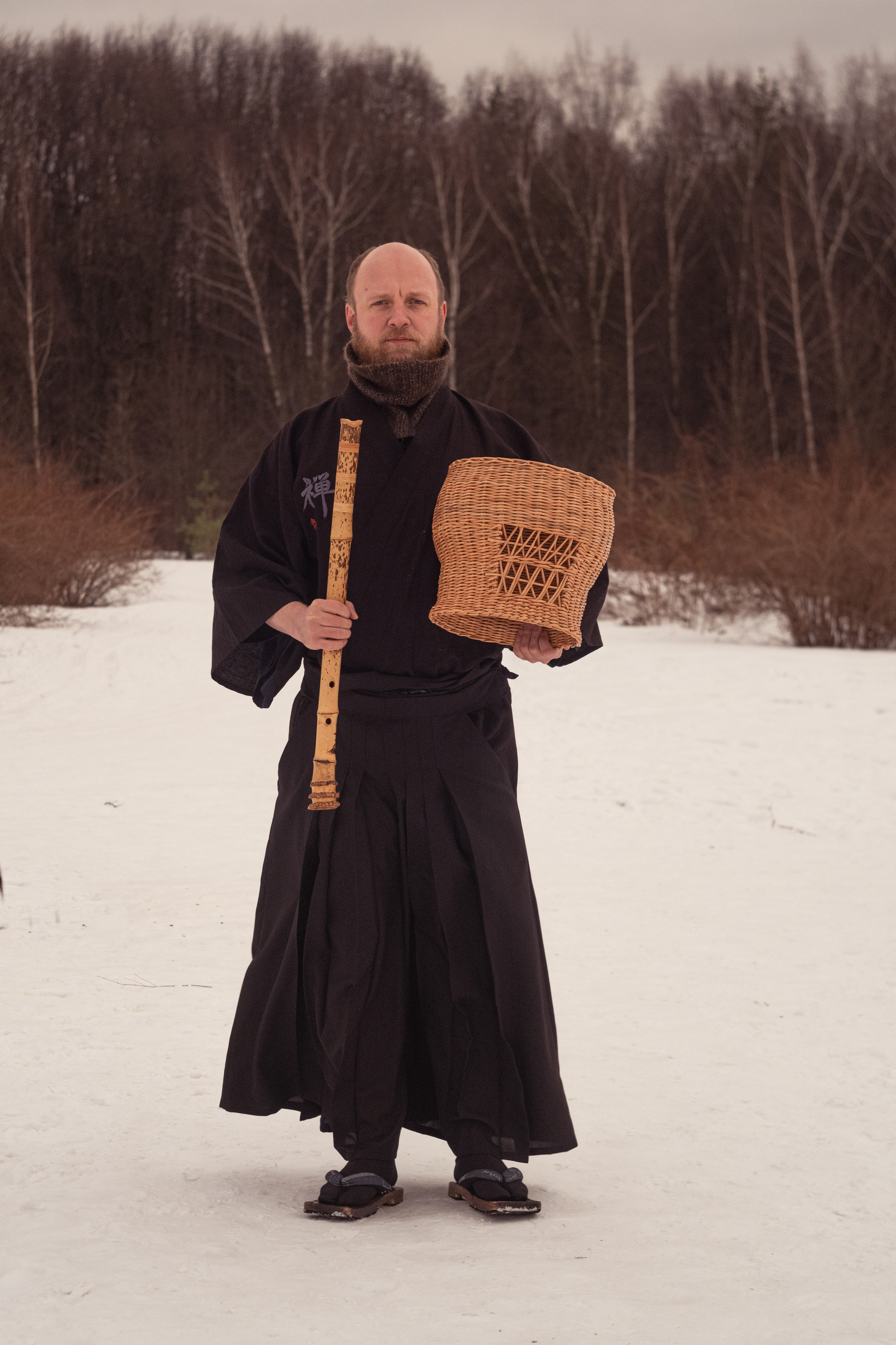 Японский монах с флейтой посреди русской зимы