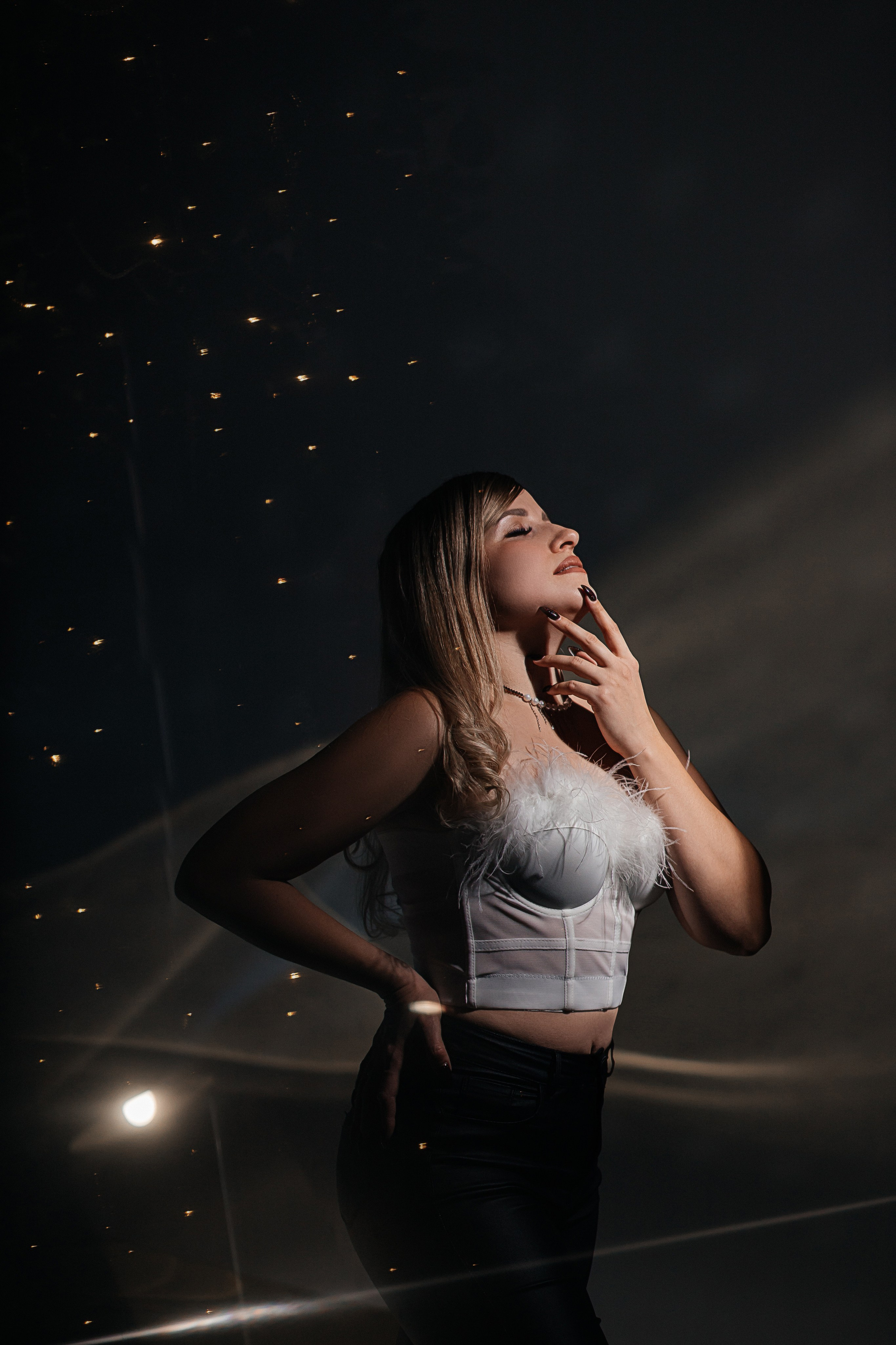 фотосессия девушки в студии с гибким зеркалом.