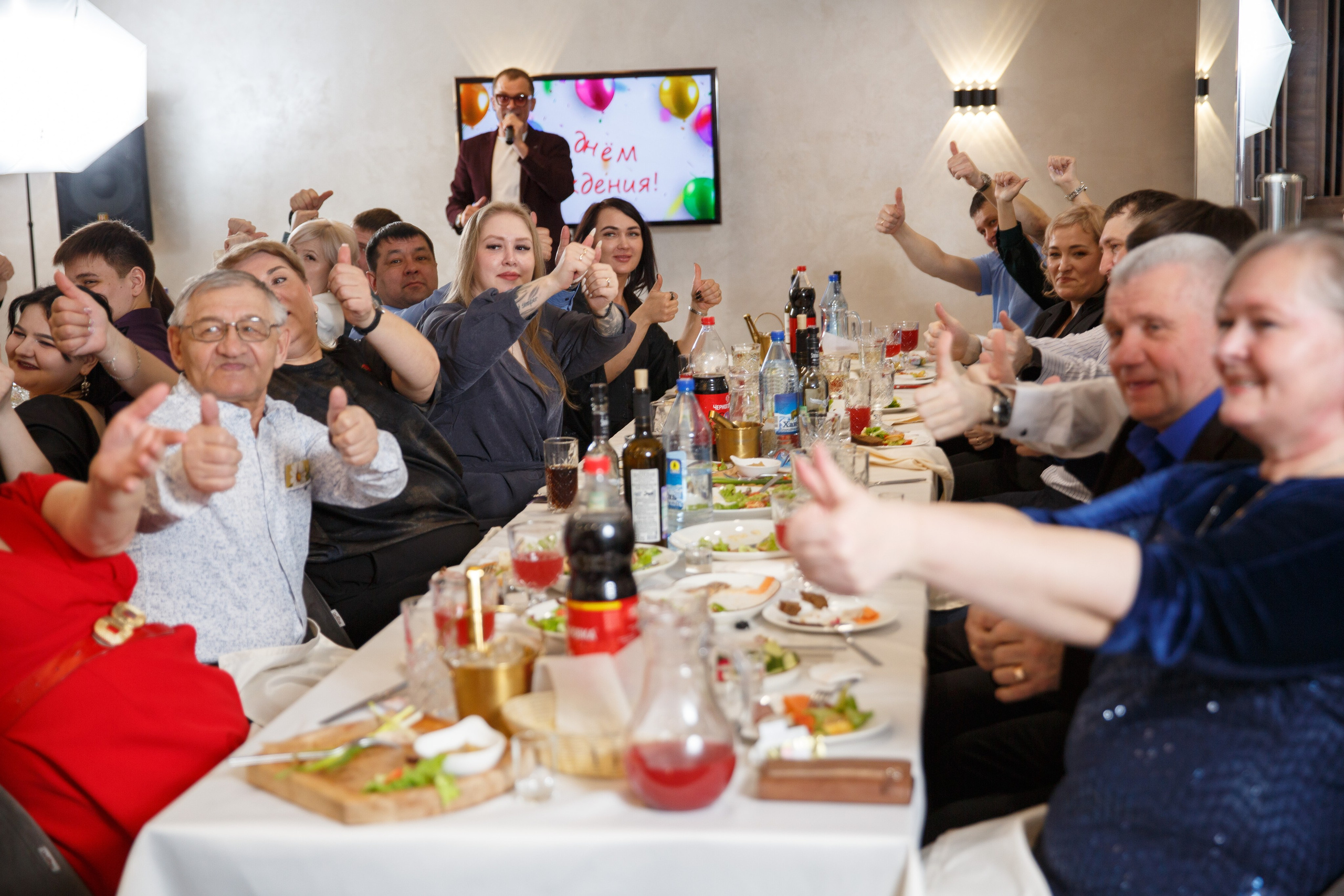 Гости активно показывают лайк