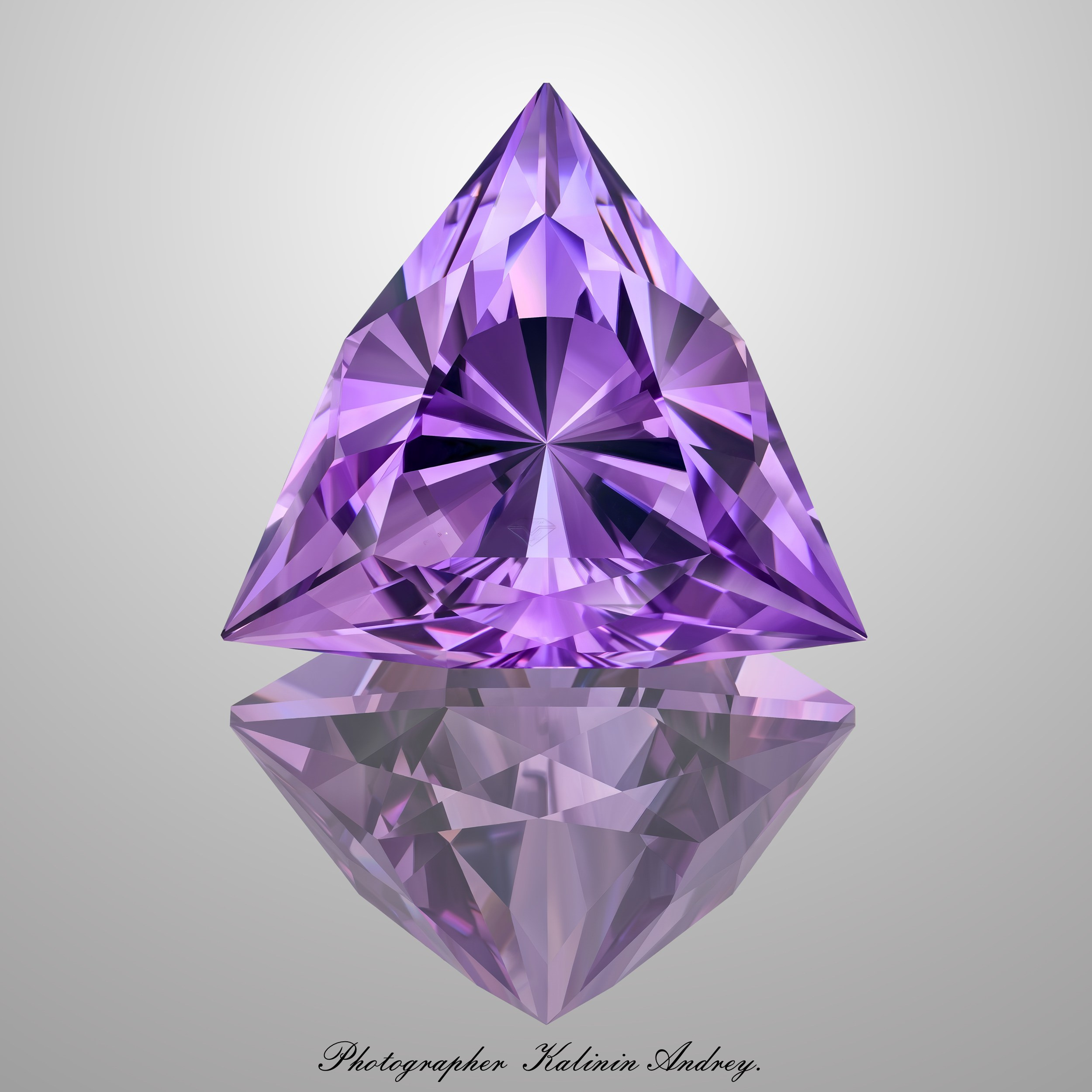 В Москве можно заказать фотосъёмку драгоценных камней. Для каталогов и полиграфии можно  позвонив по телефону +7 966 003-13-07. Высококачественная профессиональная рекламная фотосъёмка ювелирных украшений, драгоценных камней в Москве. Обучение, консультация