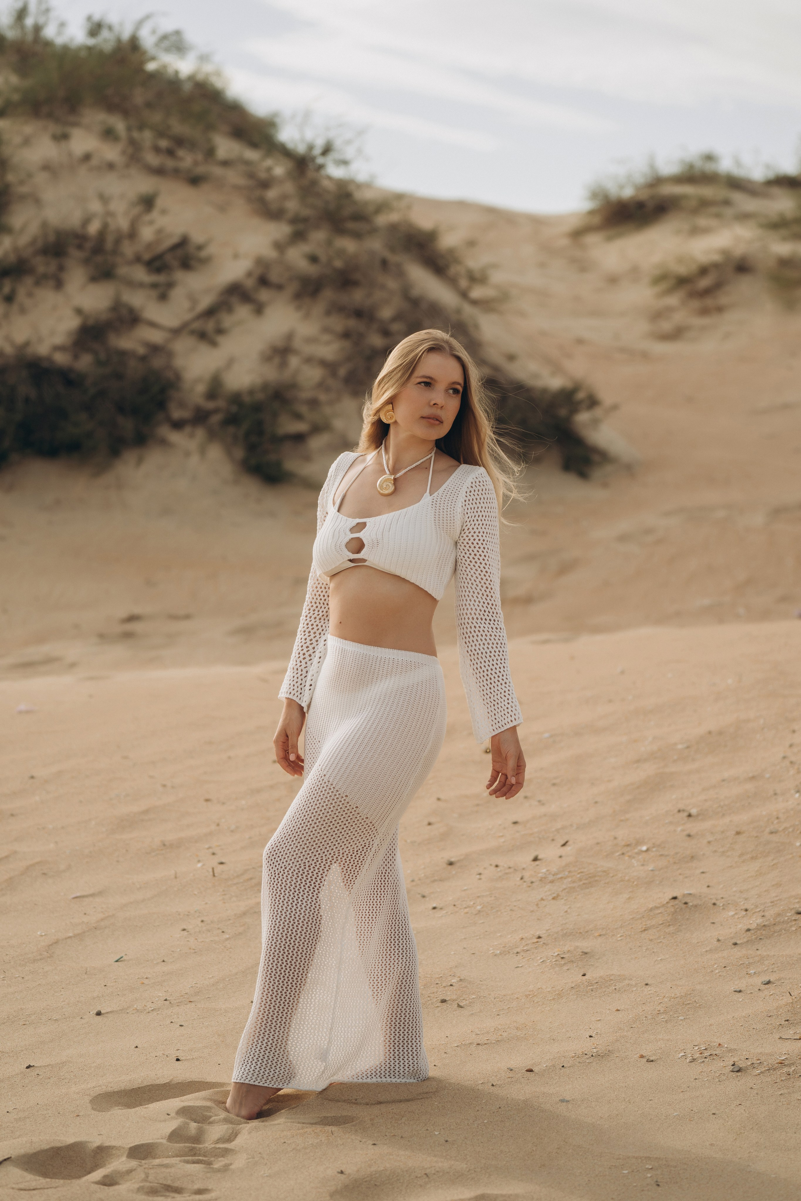  Девушка на фоне песчаных барханов Чёрного моря в Анапе - романтический образ