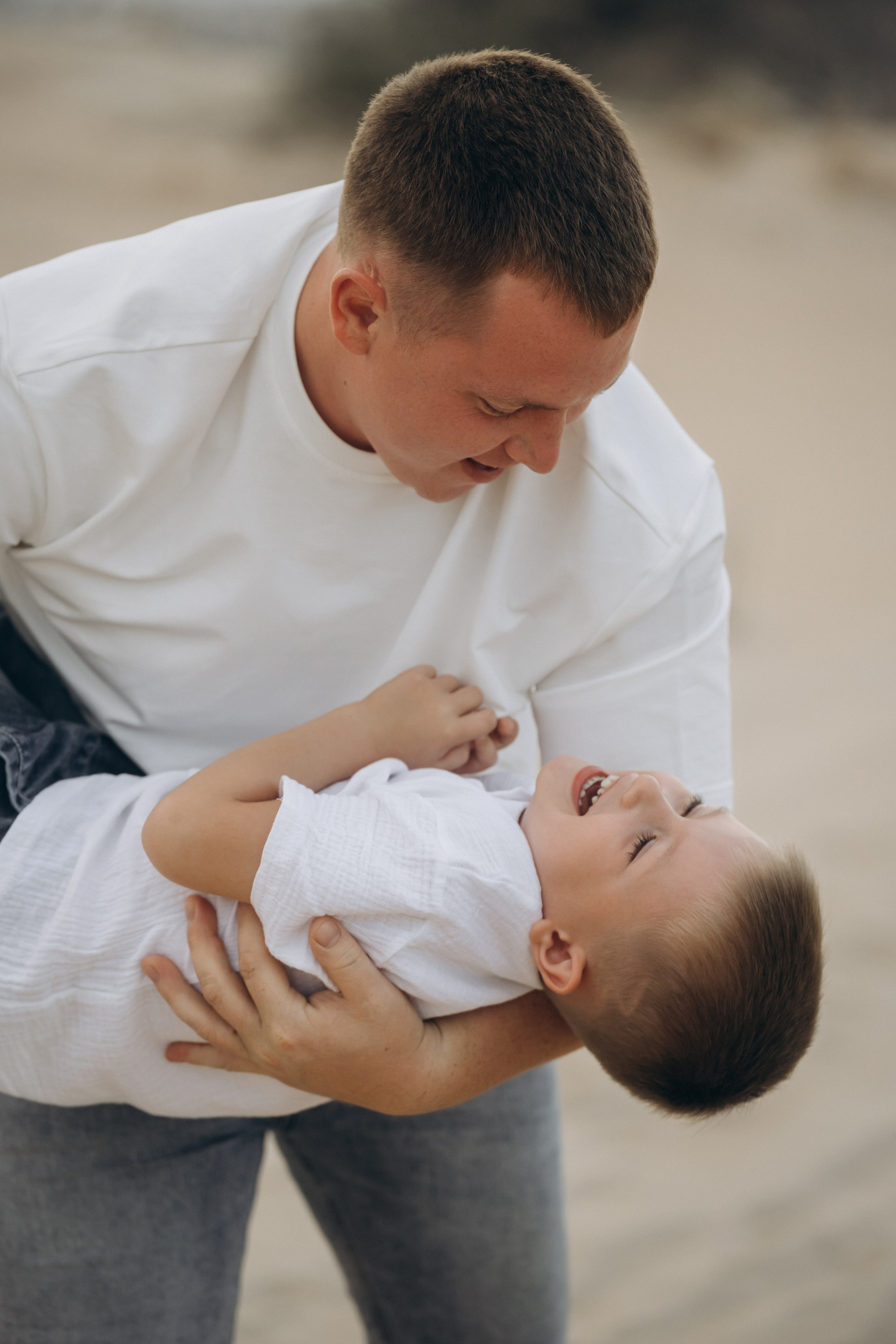 Фотограф Голубицкая поймала момент – мама обнимает обоих сыновей, а папа нежно целует ее в голову