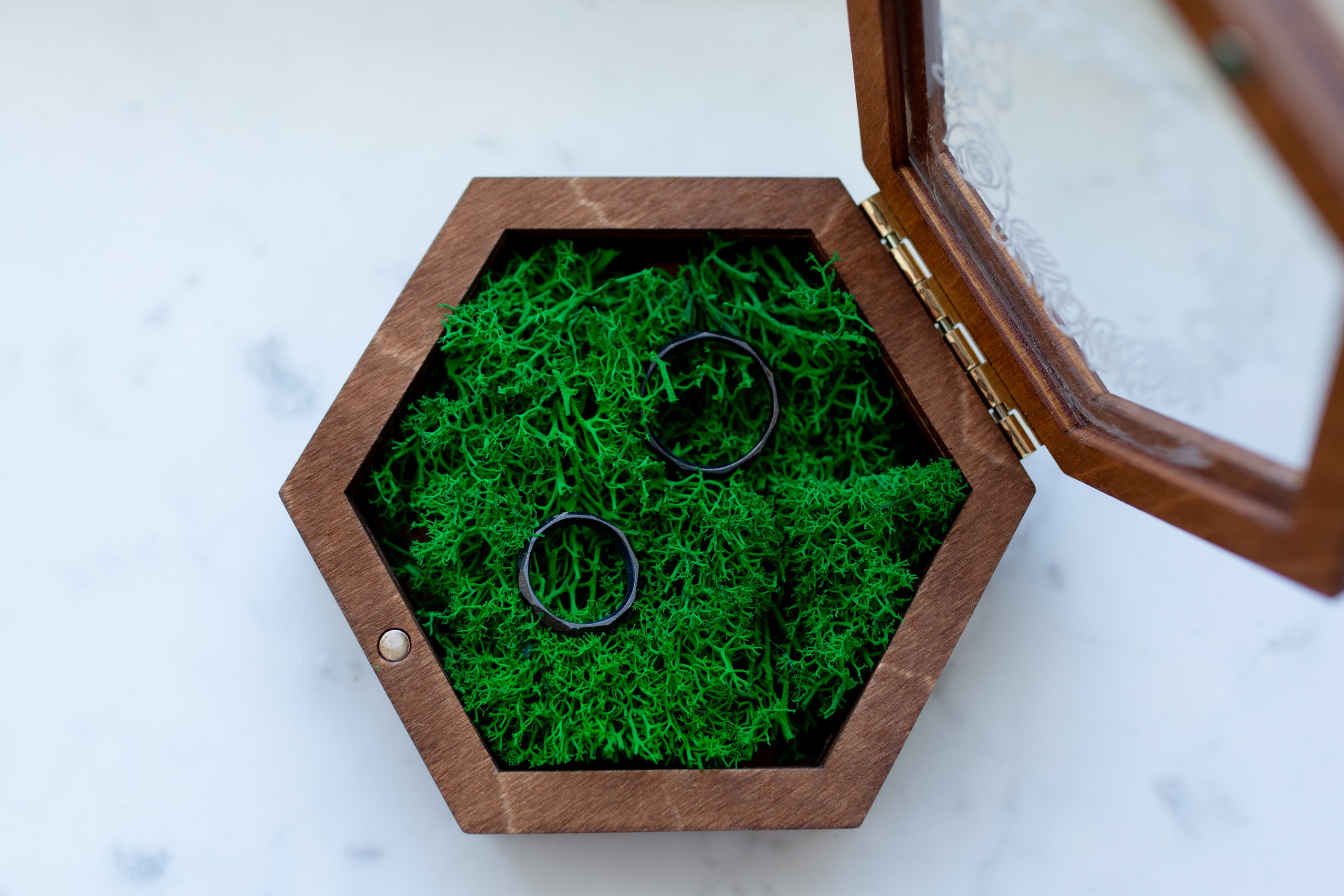 Стильная коробочка для обручальных колец.