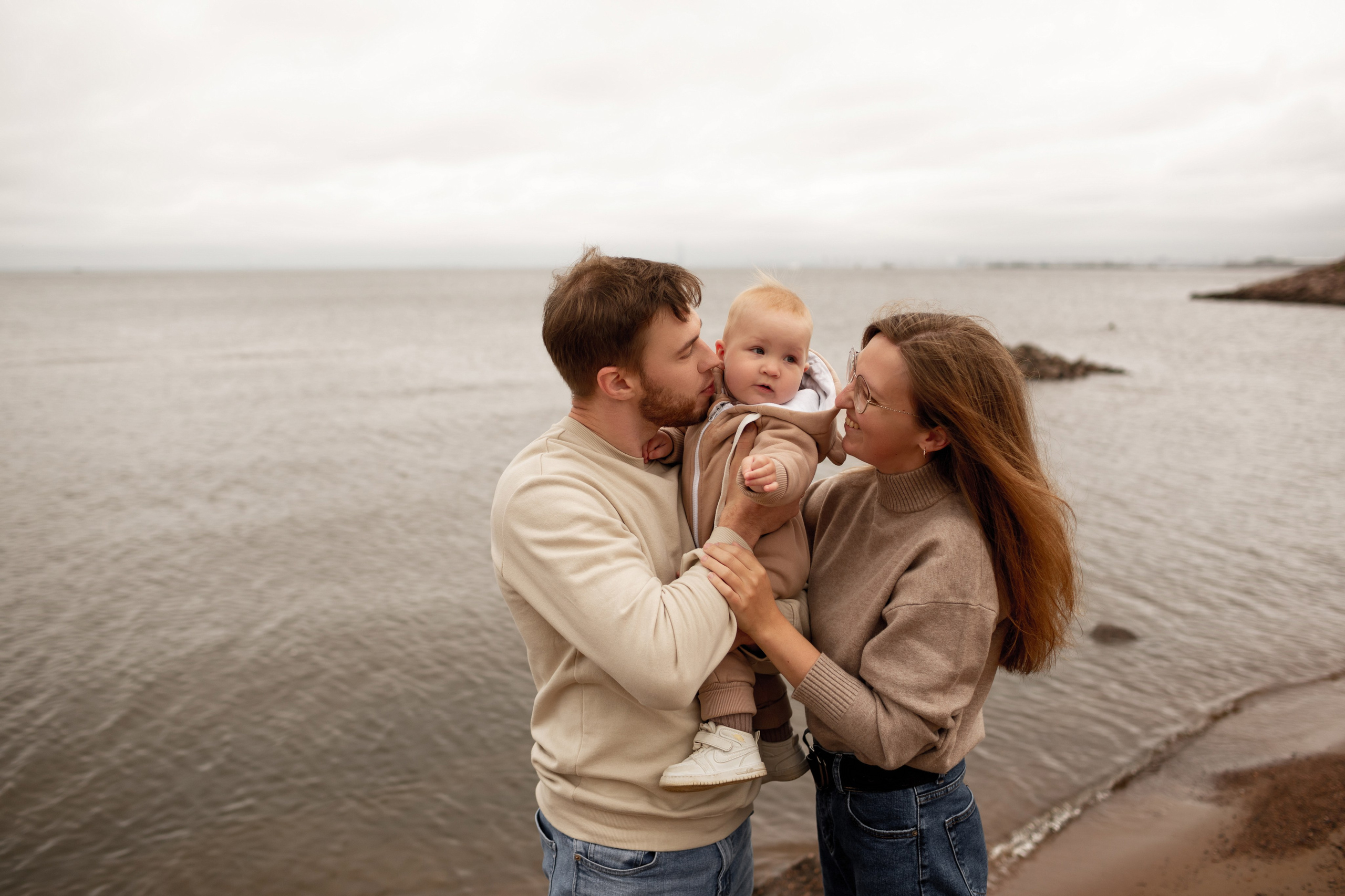 Семейная фотопрогулка на пляже. Свадебный фотограф Кирилл Белый