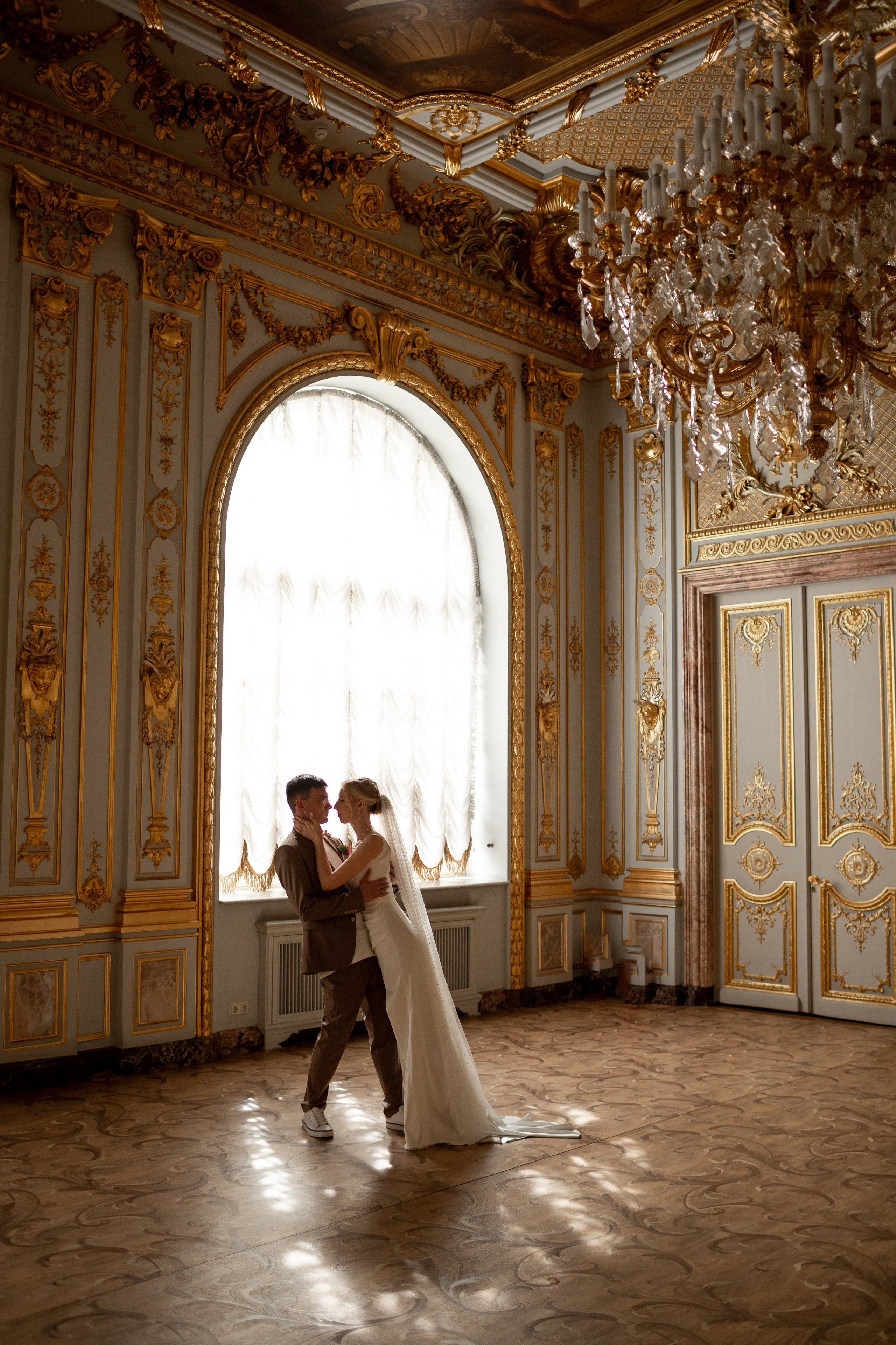 Свадебная фотосессия во дворцах Петербурга. Свадебный фотограф Кирилл Белый