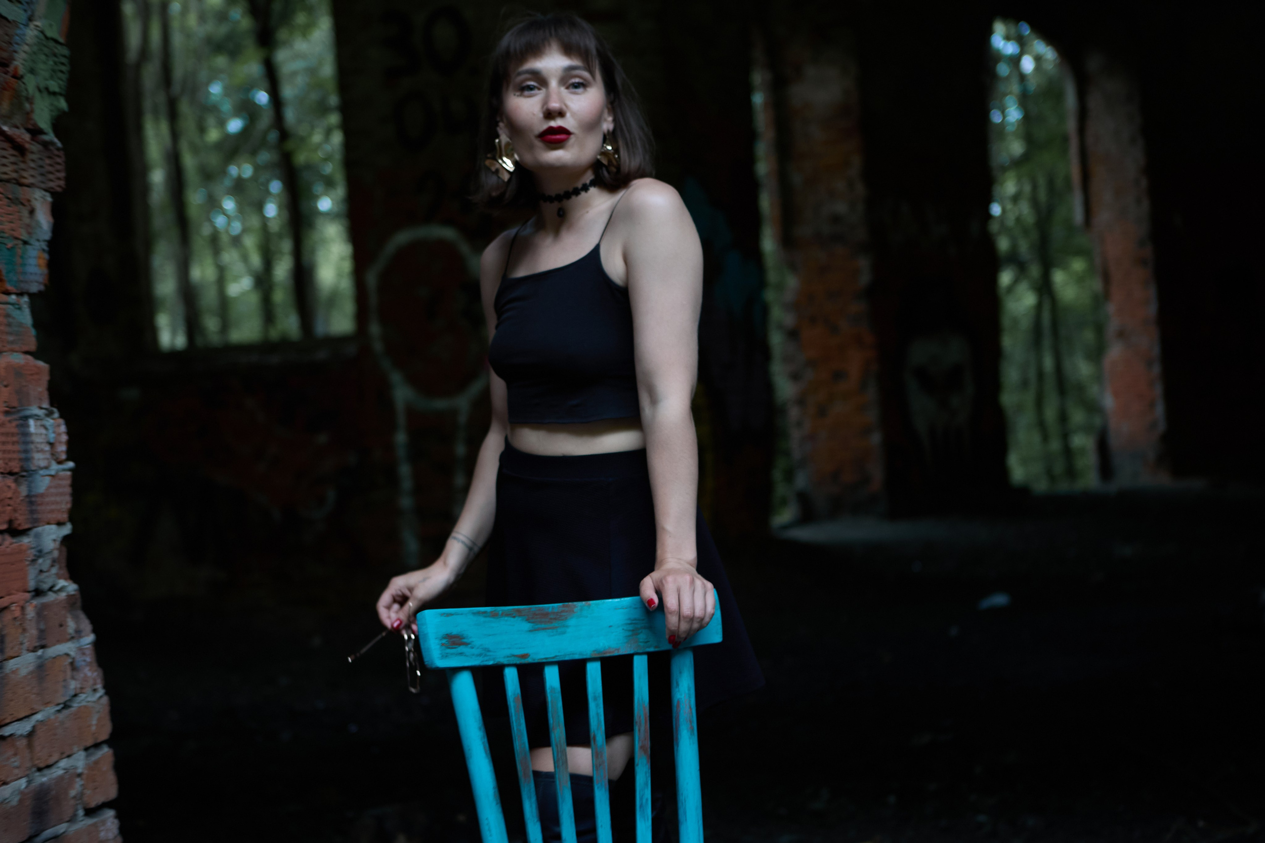 фотосессия со стулом на развалинах