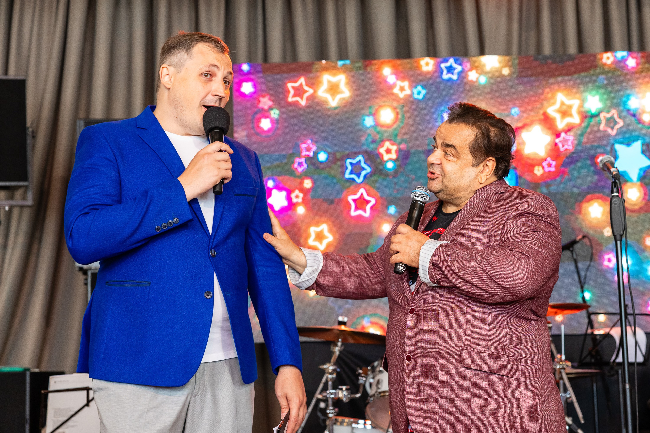 Юмористы шутят во время выступления