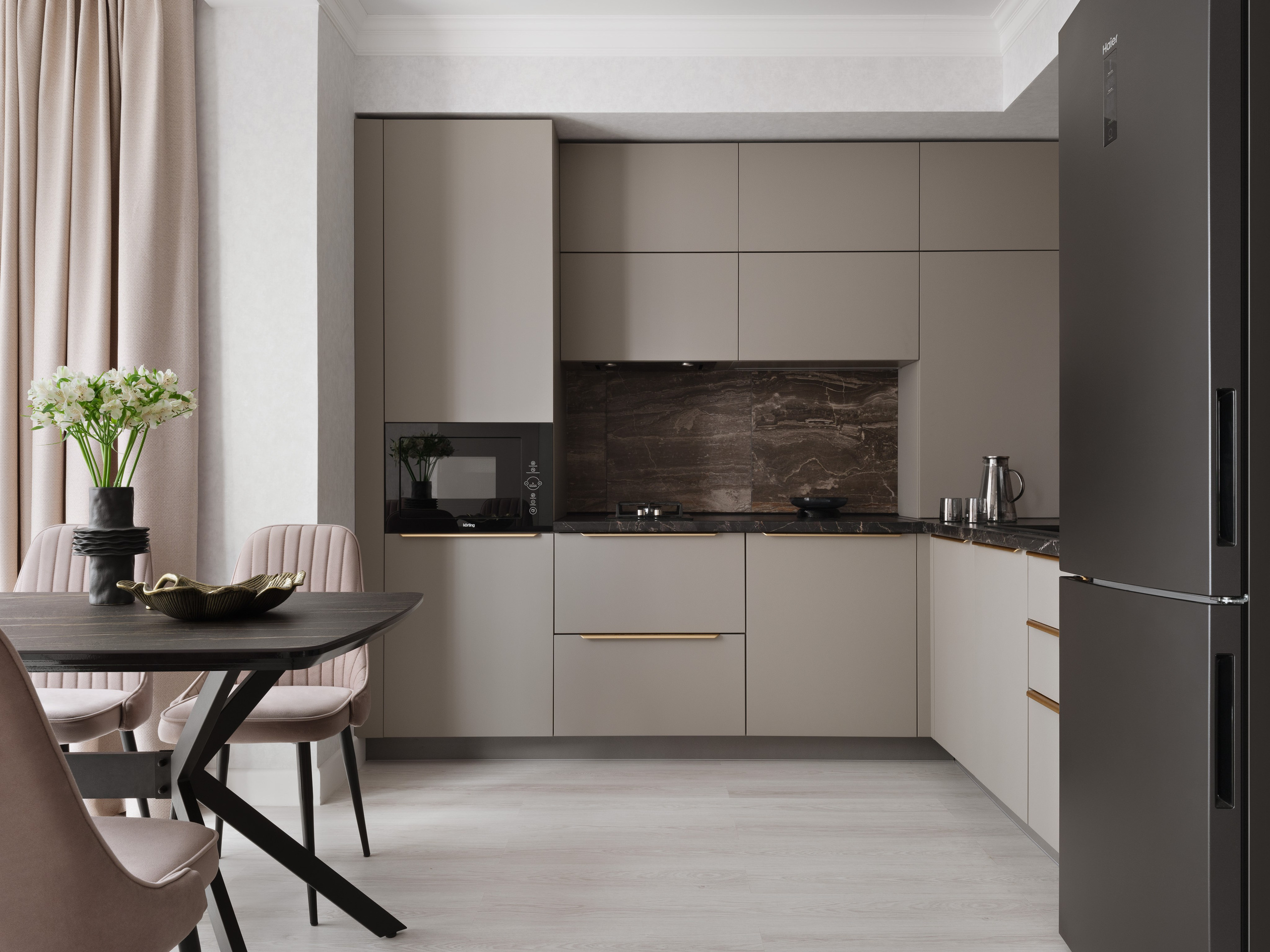 Современный дизайн интерьера спальни и кухни, фото стильного и уютного пространства с серыми фасадами, встроенной техникой и обеденным столом, автор проекта дизайнер Ольга Рубченко, стилист Екатерина Ракитина, фотограф Сергей Денисенко.