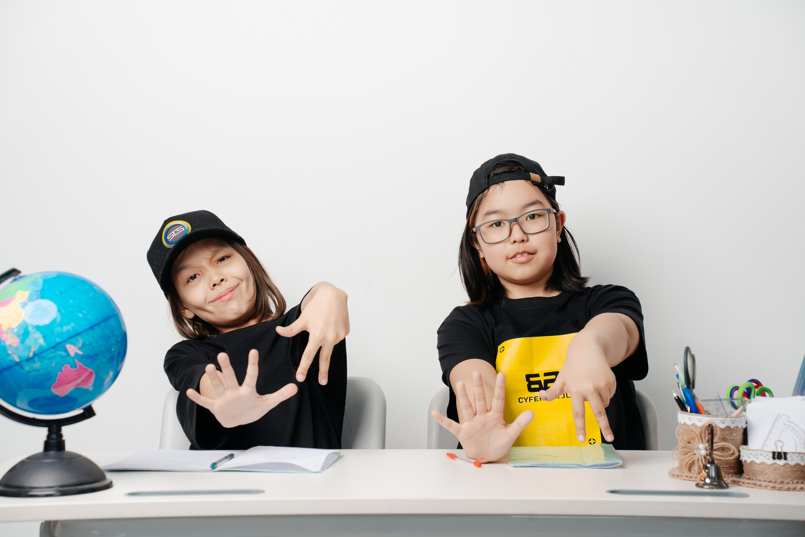 По двое. Выпускные альбомы в Нур-Султане (Астана) и по всему Казахстану