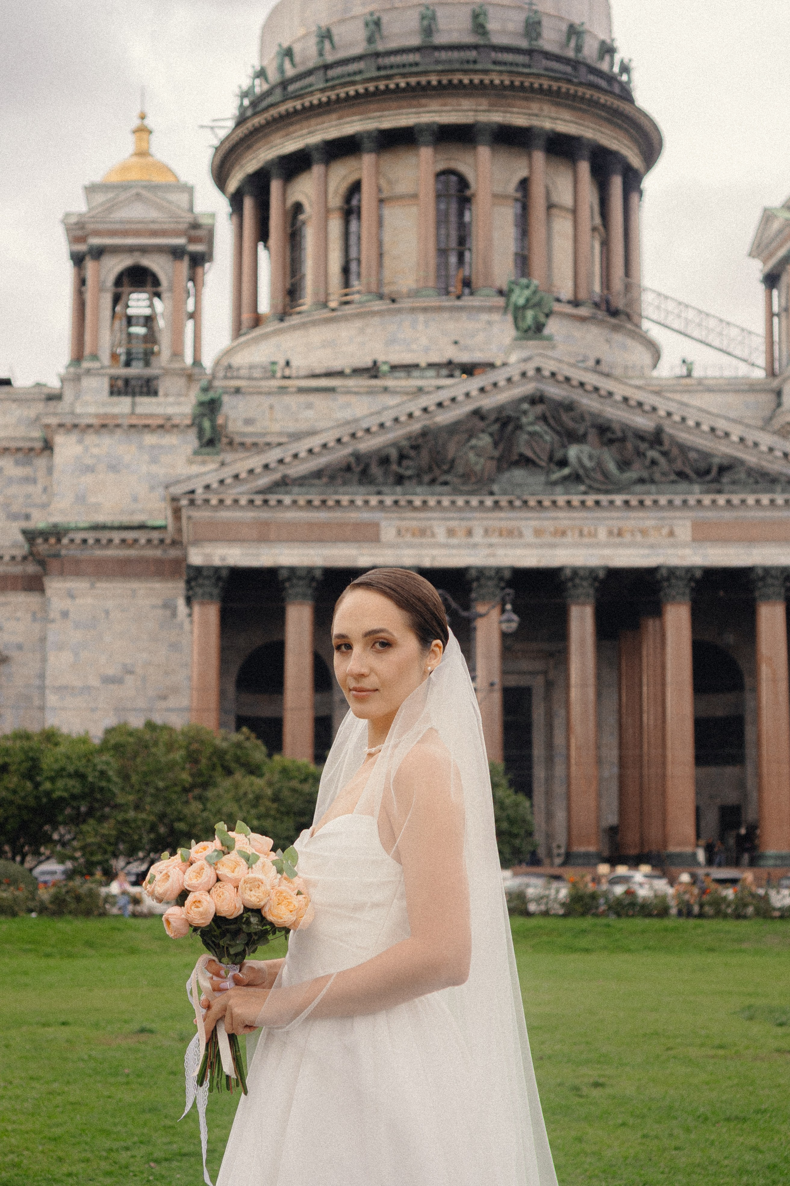 СВАДЕБНАЯ ПРОГУЛКА В САНТК-ПЕТЕРБУРГЕ (ИСАКИЕВСКИЙ СОБОР, ЗИМНЯЯ КАНАВКА, ЭРМИТАЖ И БОЛЬШАЯ МОРСКАЯ УЛИЦА). Профессиональный фотограф, Санкт-Петербург — Виктория Богомолова