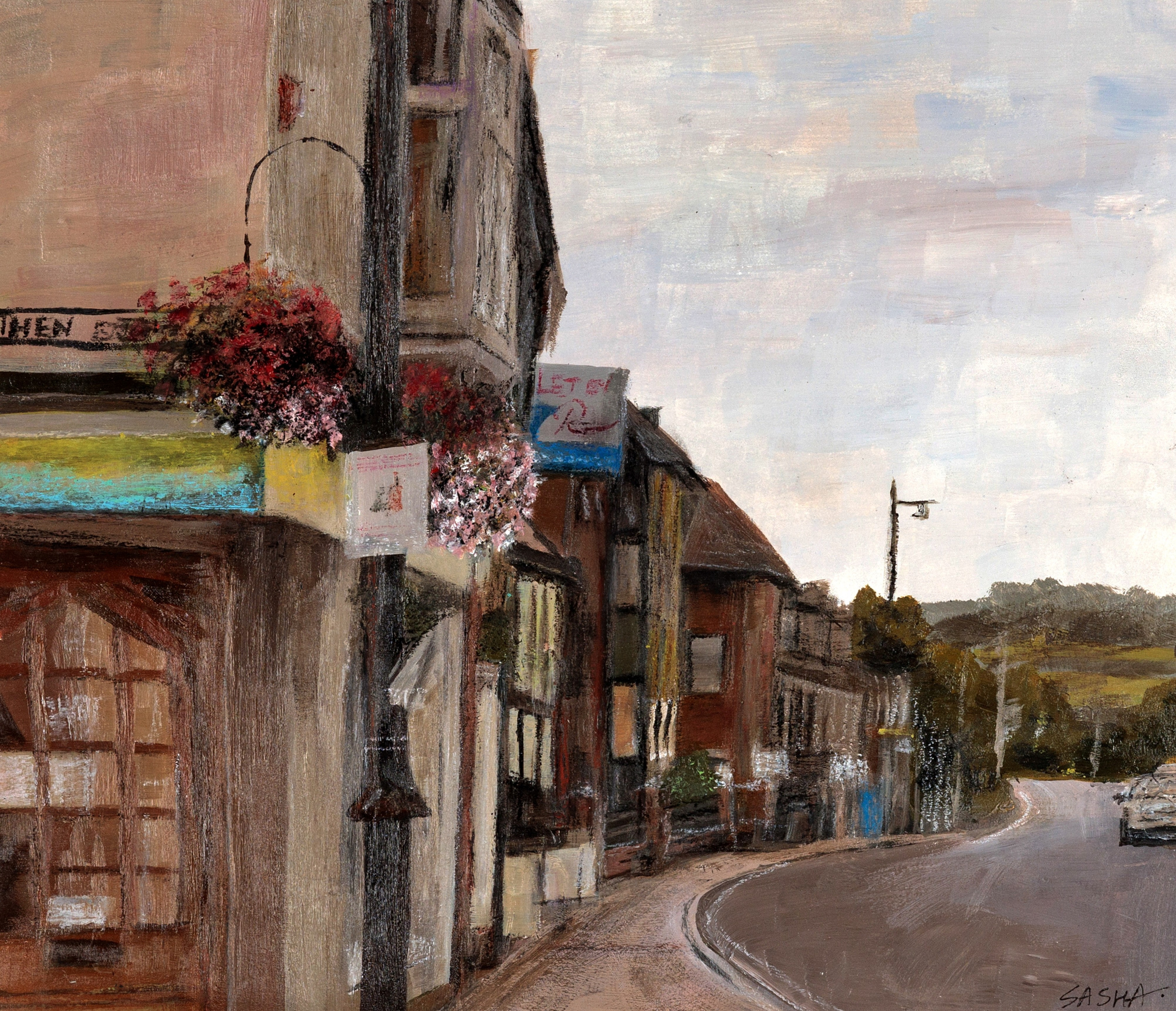 Тихая деревенская улица с цветами и старинными зданиями