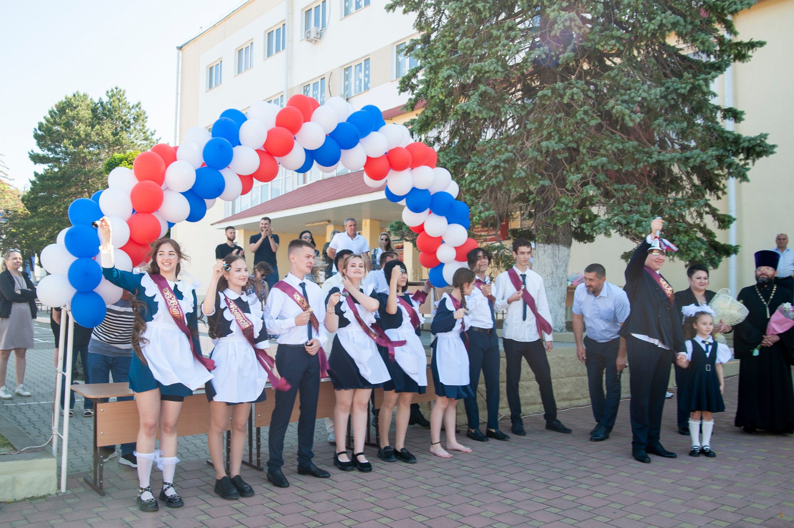 Последний Звонок МАОУ СОШ № 17 им. Эдуарда Есаяна — Архипо-Осиповка. Свадебный и семейный фотограф Денис Лукьянов в Краснодаре, Краснодарском крае и Республике Крым