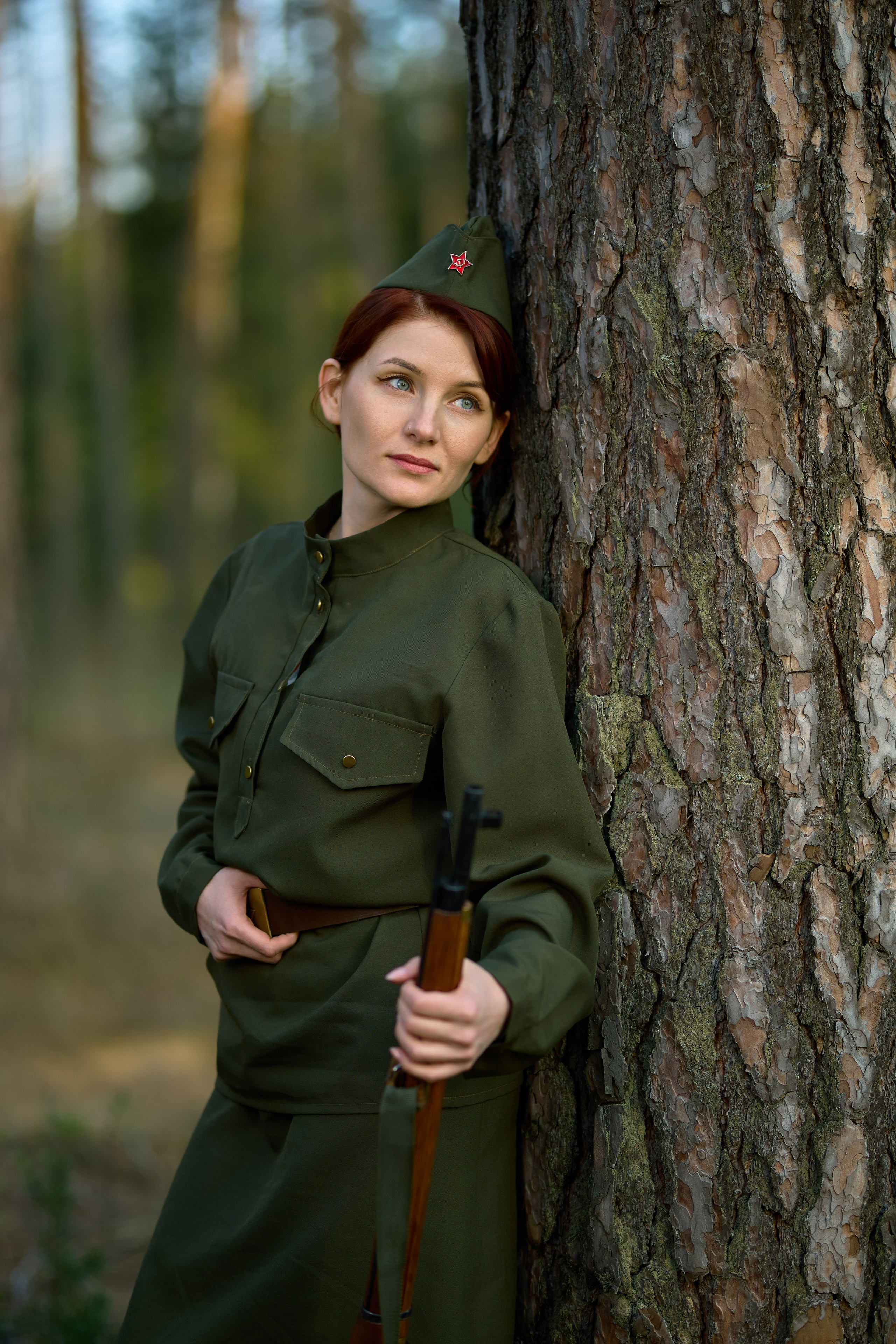 тематическая фотосессия на военную тему, девушка стоит  в лесу около дерева