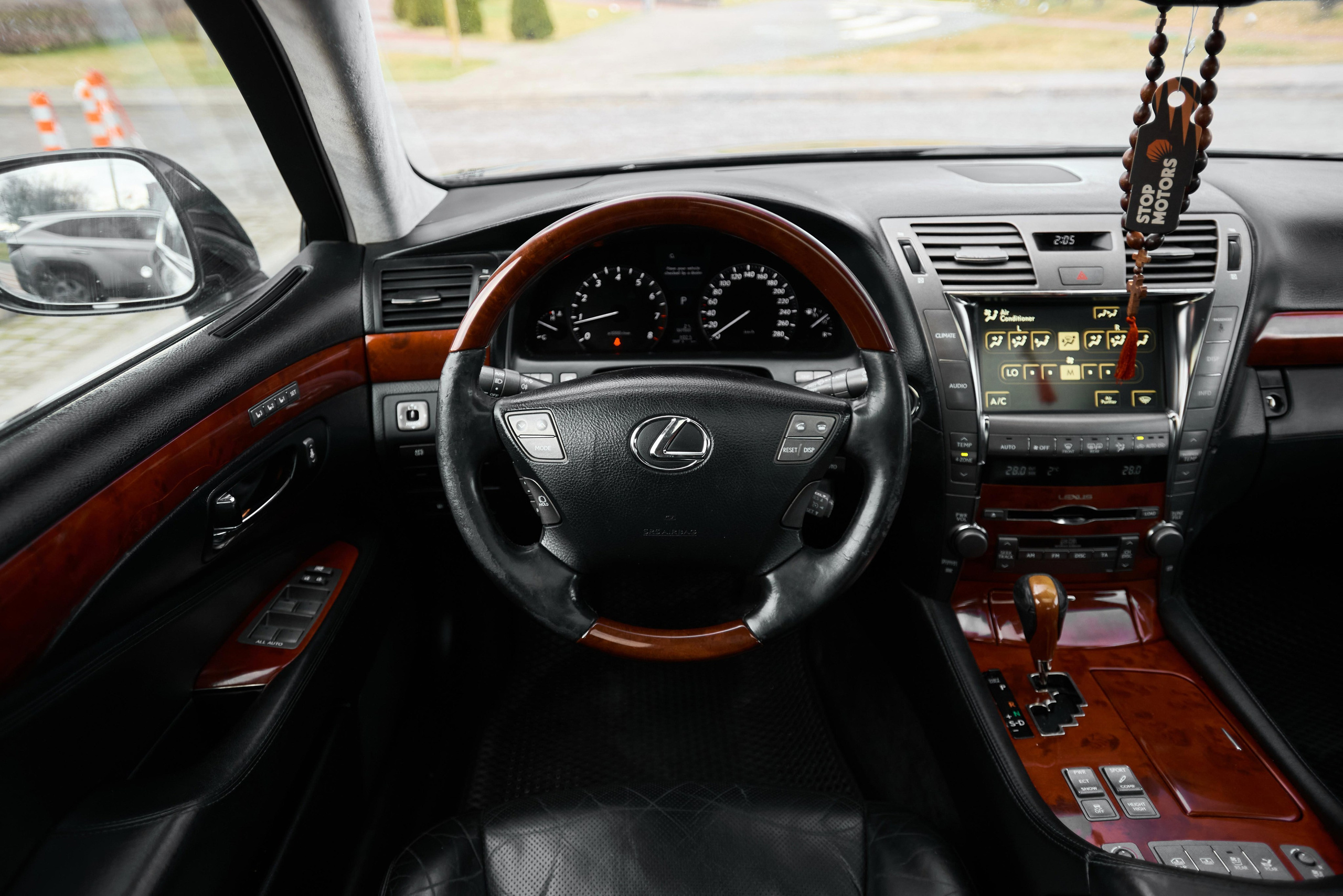 Lexus LS460L. Автомобильный и интерьерный фотограф в Минске Александр Тагаев