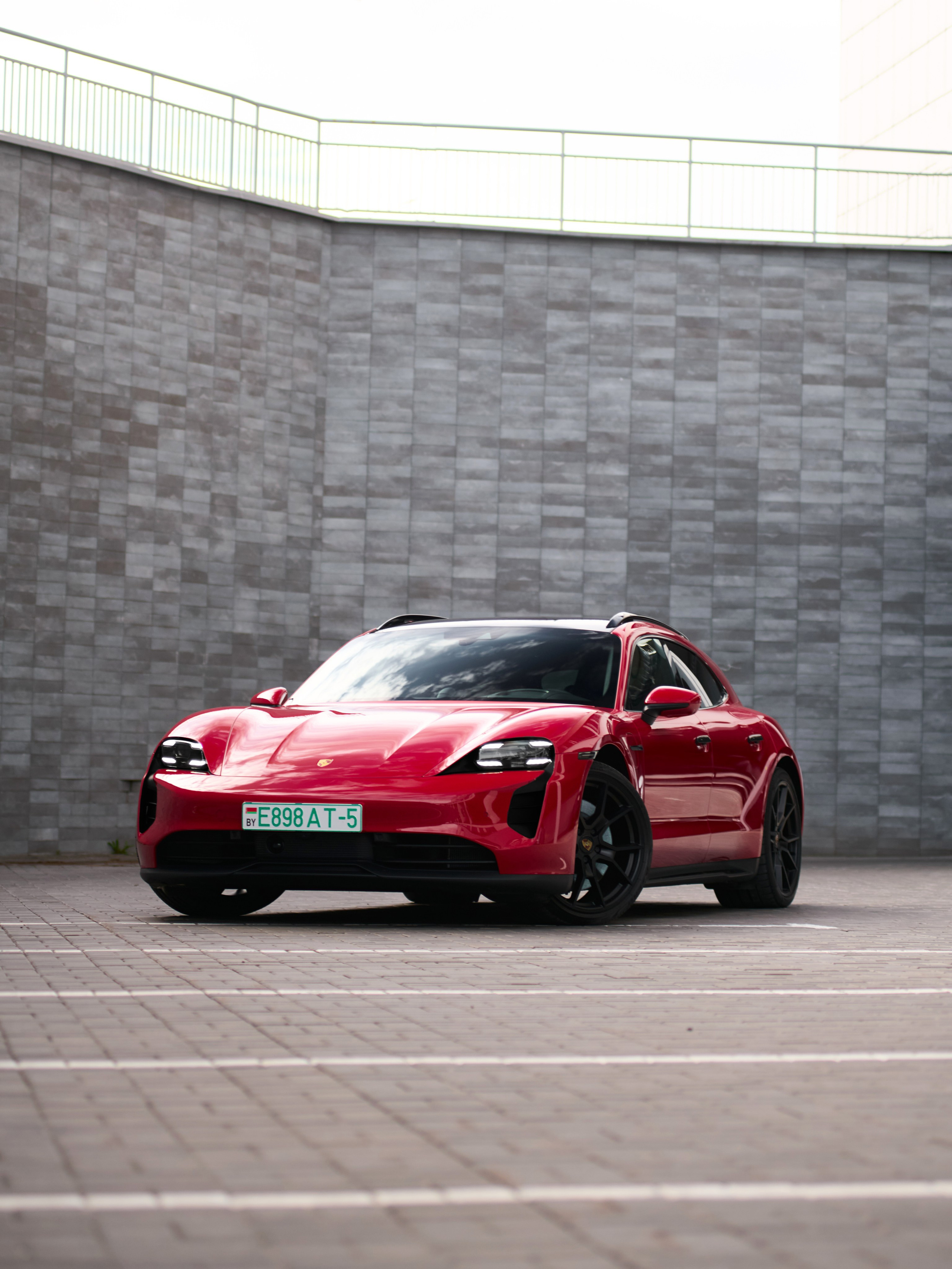 Красный Porsche Taycan GTS с переднего правого ракурса