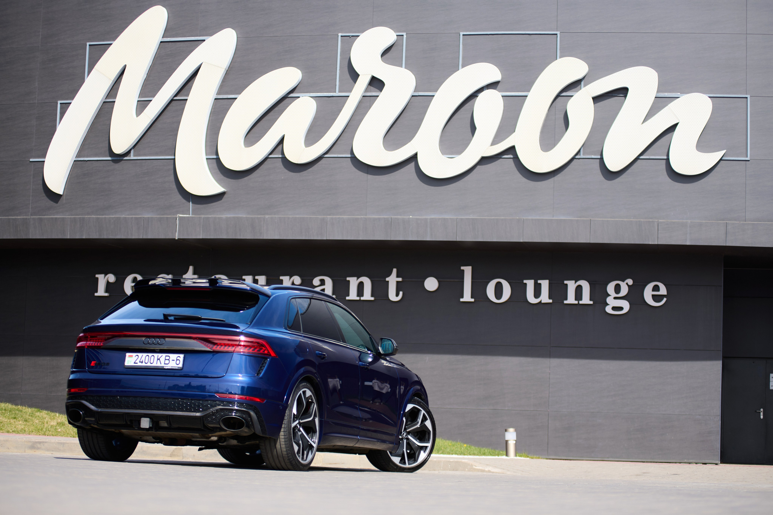 Audi RS Q8 у вывески Maroon restaurant lounge, задний ракурс