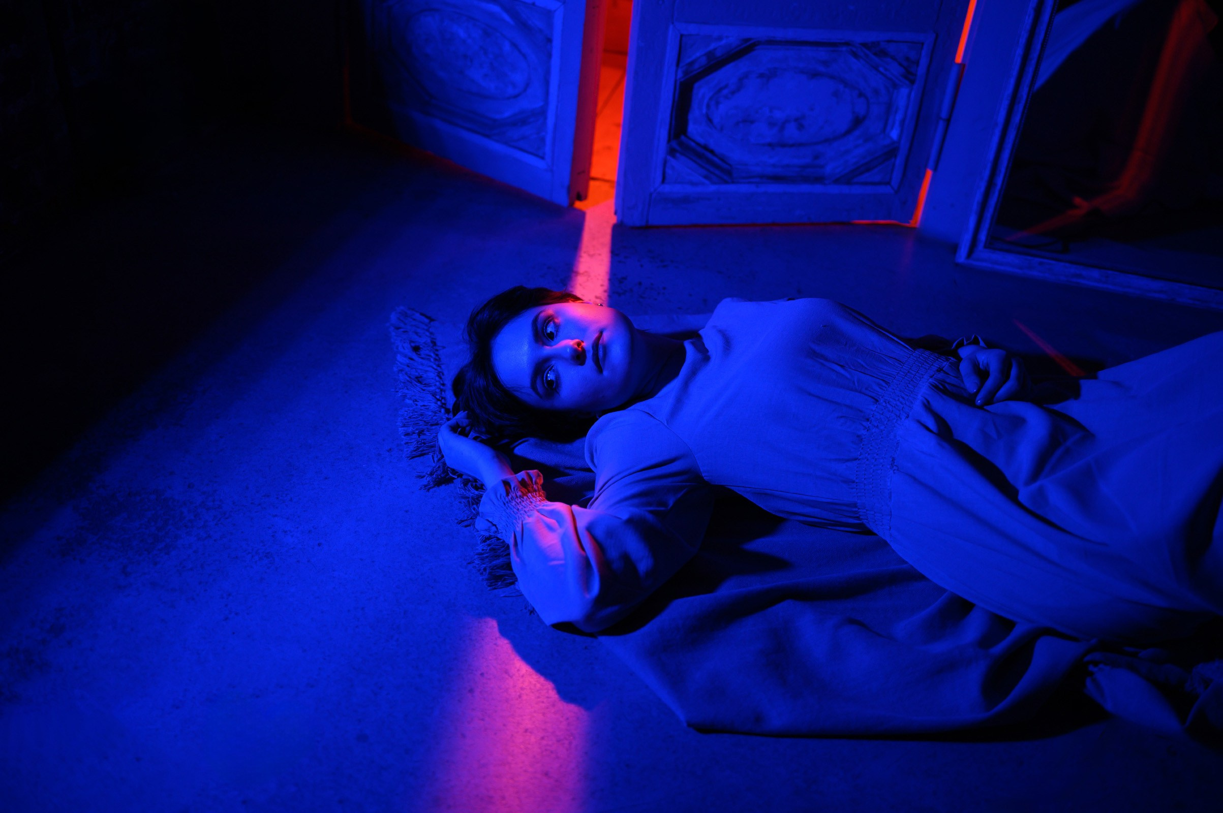 Фотосессия с неоновым светом в студии