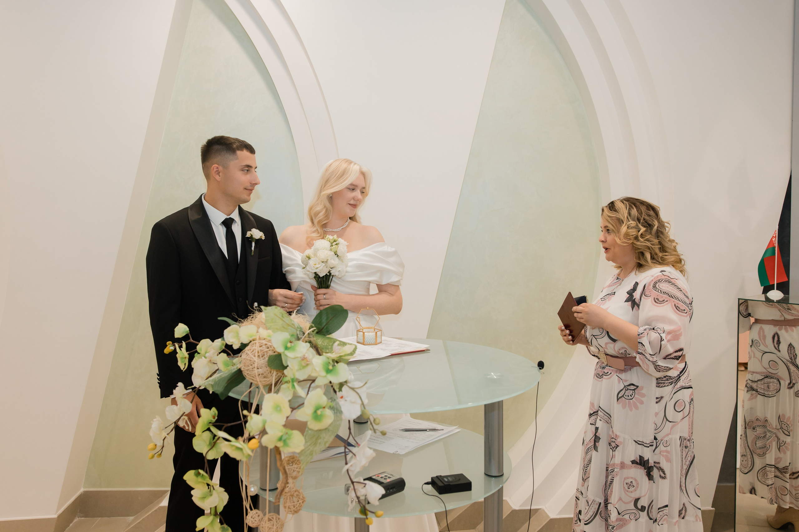 Отдел ЗАГС Администрации Первомайского района. Видеосъемка и фотосъемка свадеб. Фотограф и оператор на свадьбу. Видеосъемка подкастов, собственная видео-фотостудии. Предметная фотосъемка