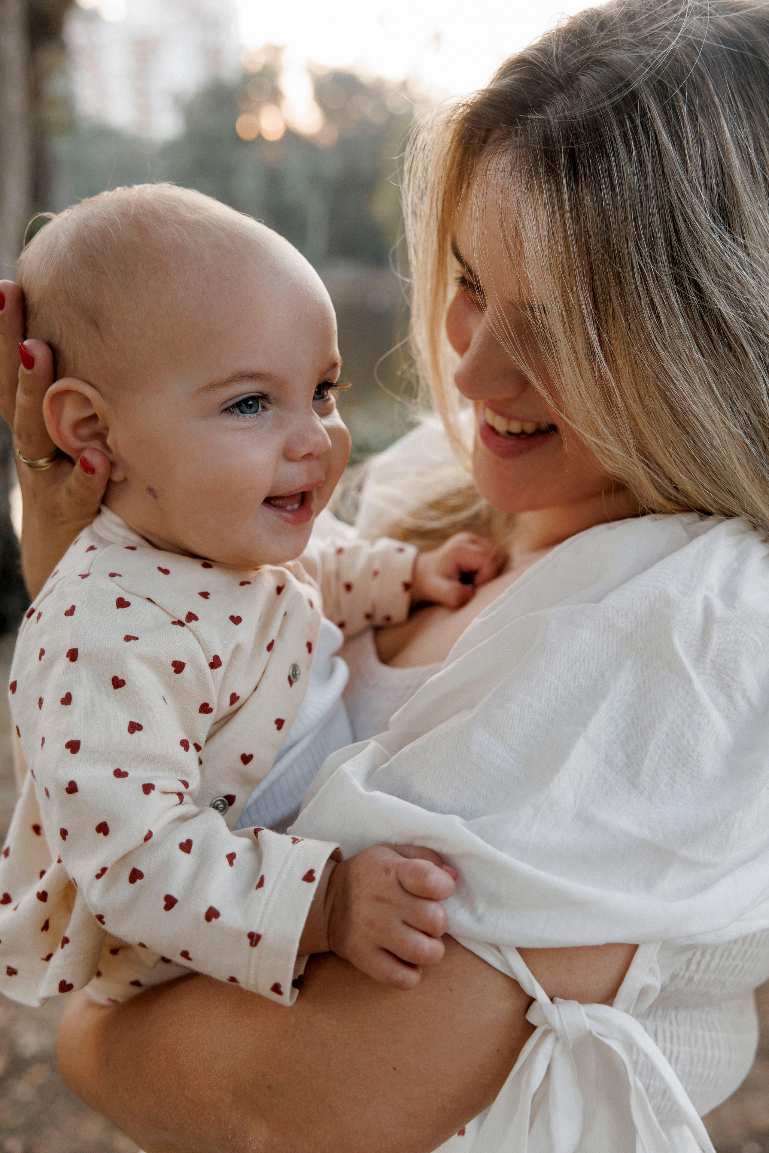 First year photoshoot inside the park (sunset). Wedding and family photographer