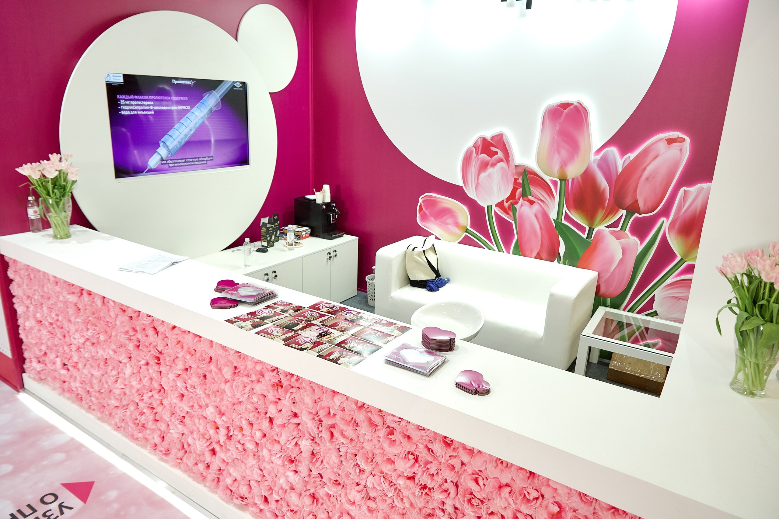 Стенд компании Angelini Pharma / Конференция РАРЧ 2023. Антон Артюшин, портретный фотограф. Москва