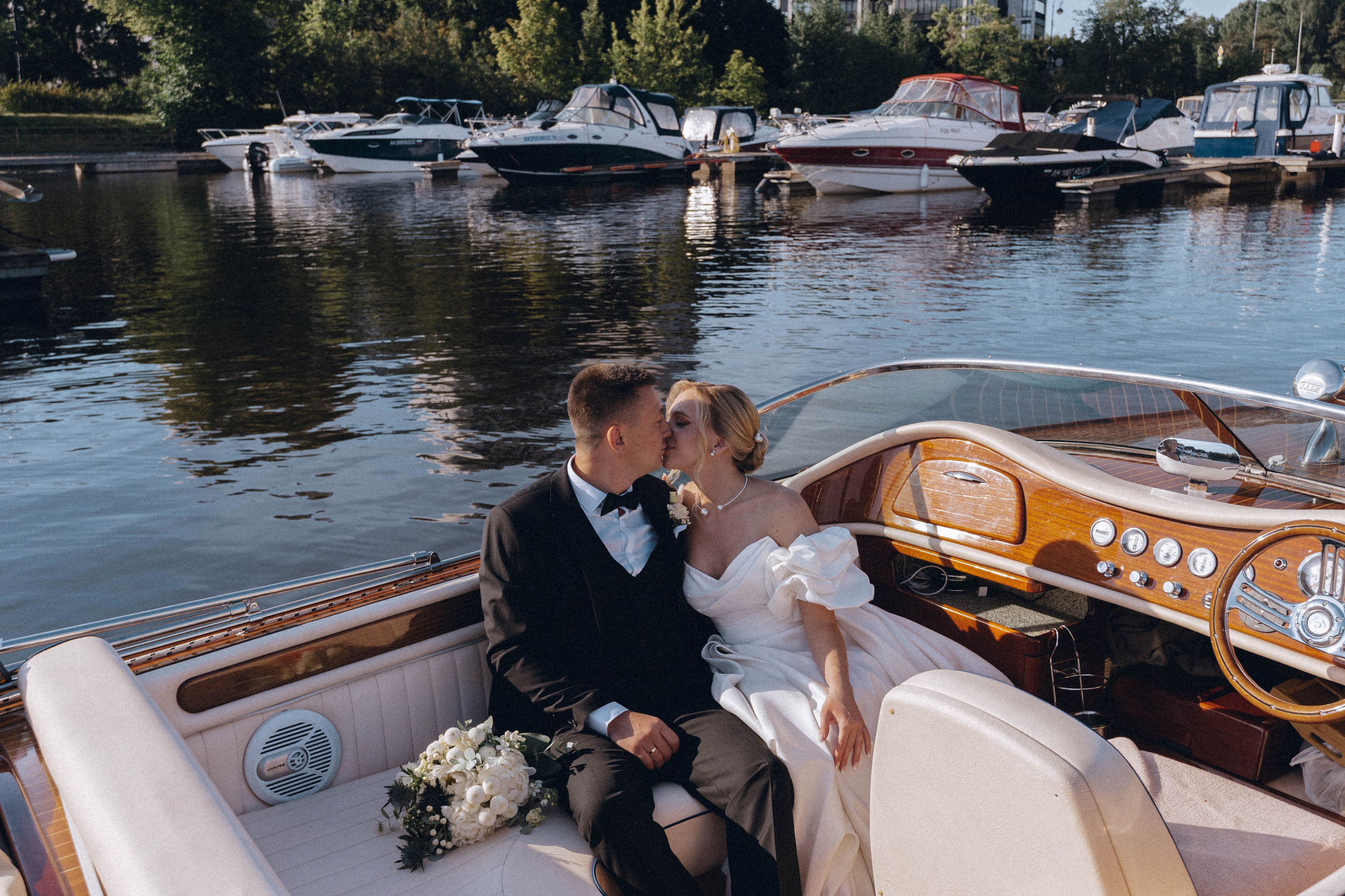 СВАДЕНБНАЯ СЬЕМКА НА КАТЕРЕ ПО КАНАЛАМ САНКТ-ПЕТЕРБУРГА И В АКВАТОРИИ НЕВЫ. Профессиональный фотограф, Санкт-Петербург — Виктория Богомолова