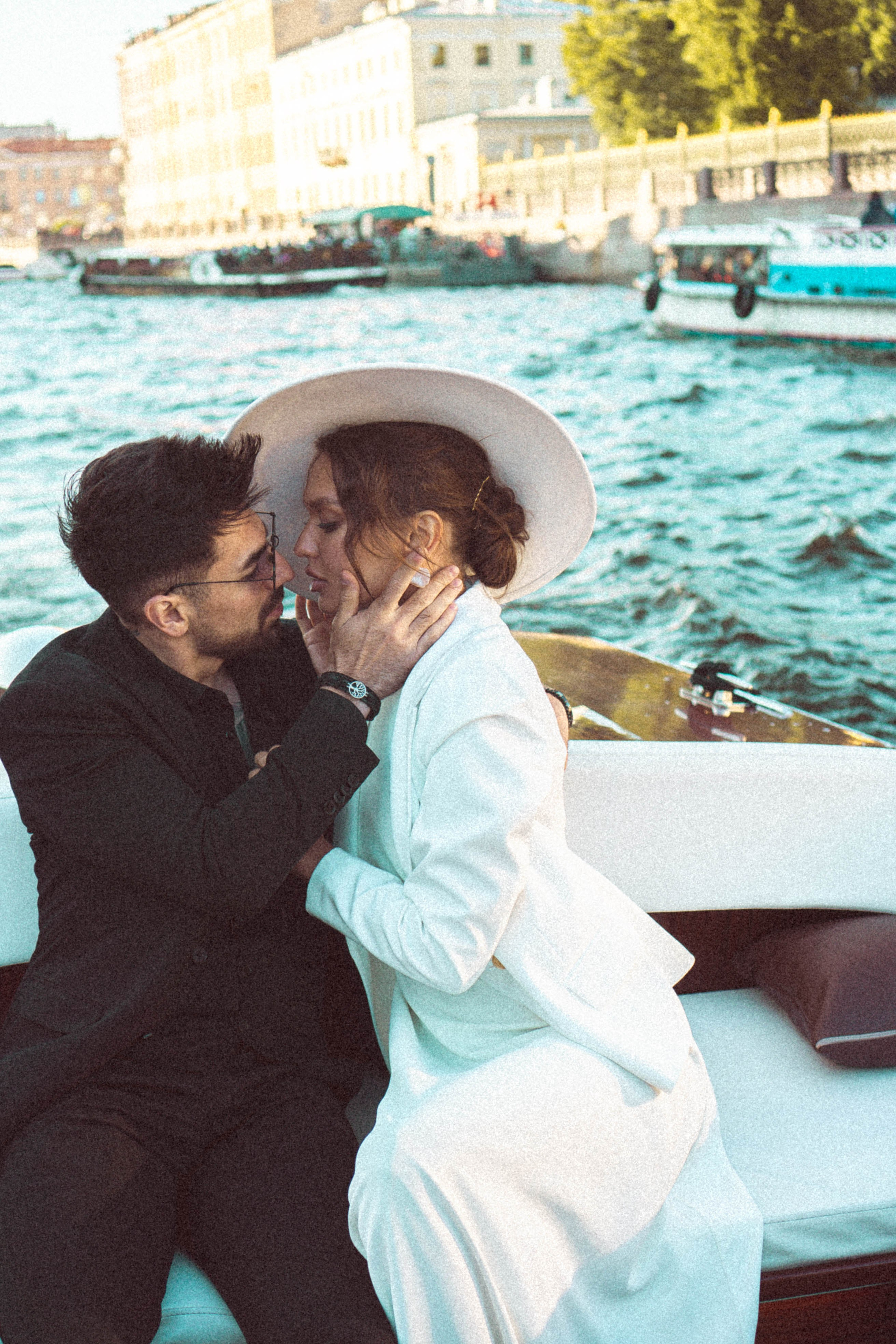 СВАДЕНБНАЯ СЬЕМКА НА КАТЕРЕ ПО КАНАЛАМ САНКТ-ПЕТЕРБУРГА И В АКВАТОРИИ НЕВЫ. Профессиональный фотограф, Санкт-Петербург — Виктория Богомолова