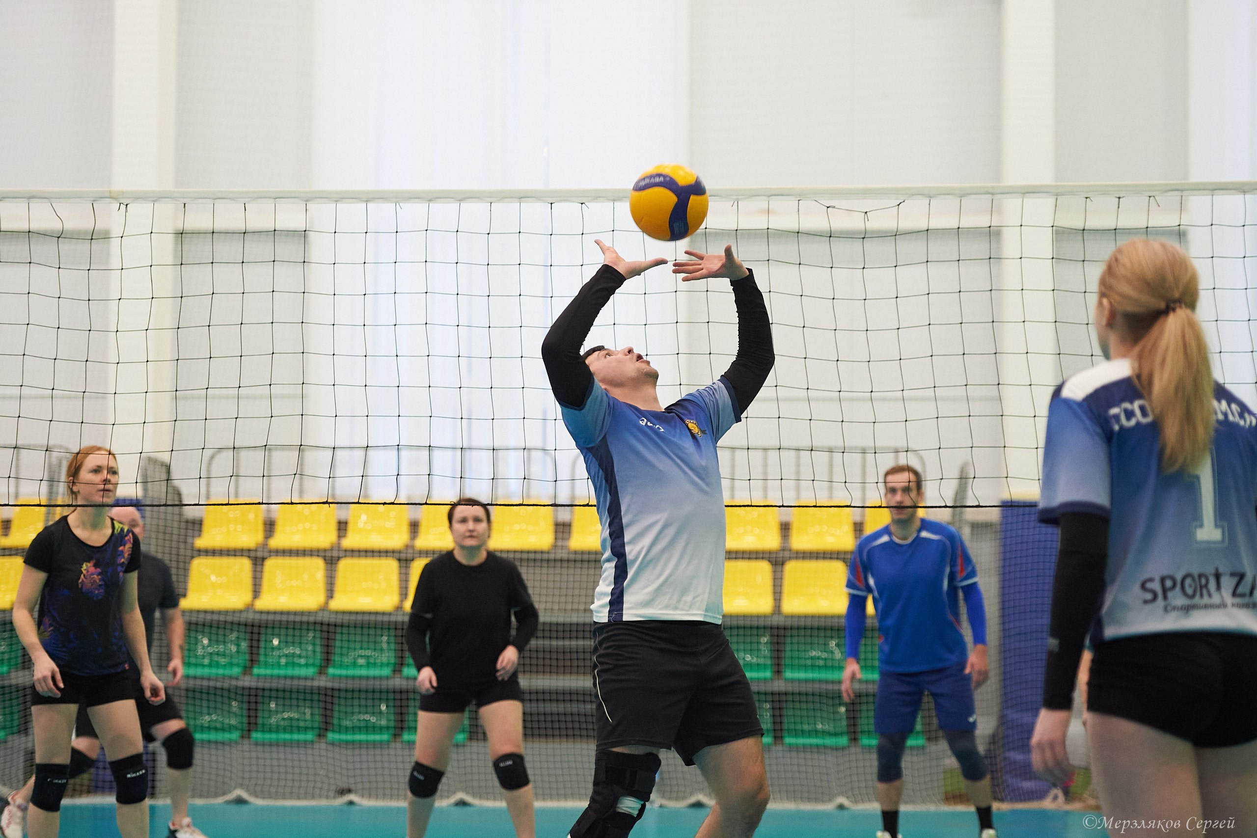 Новогодний волейбольный турнир. Ижевск. 16.12.23. Спортивный репортажный фотограф в Ижевске Сергей Мерзляков