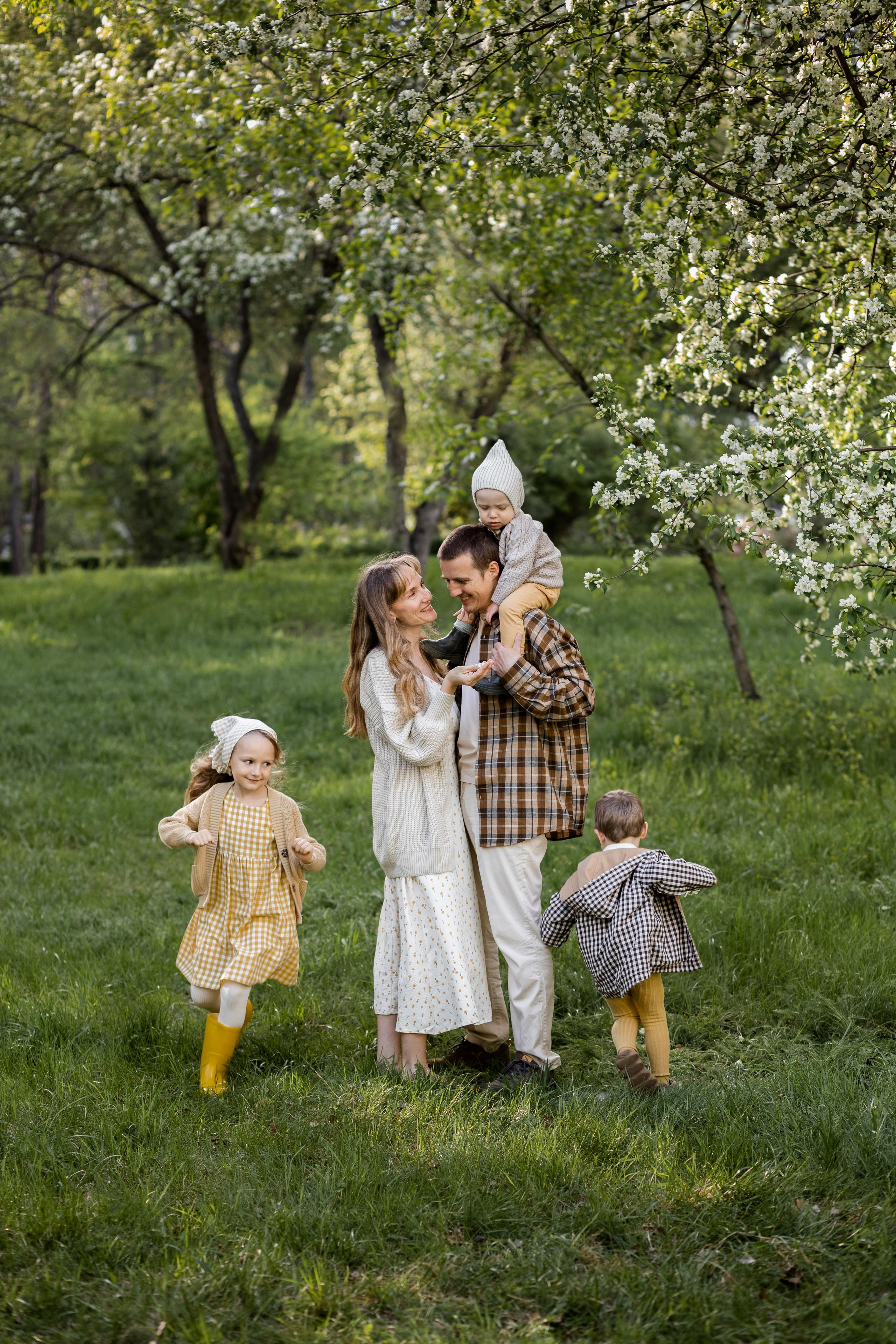 Большая семья в яблонях. Семейный и детский фотограф в Екатеринбурге Светлана Гостюхина