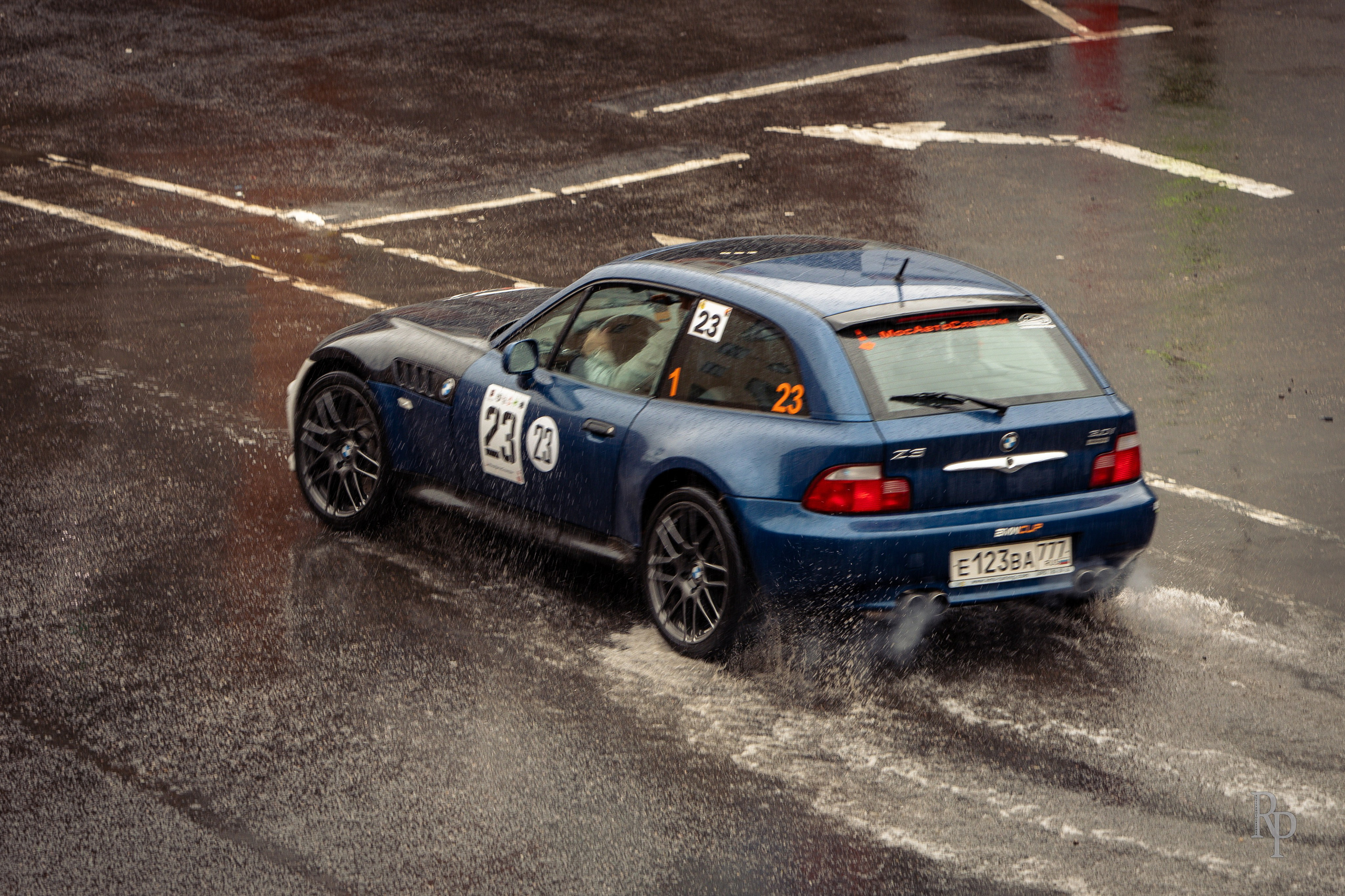 SHOWDOWN. Rusty Photographer