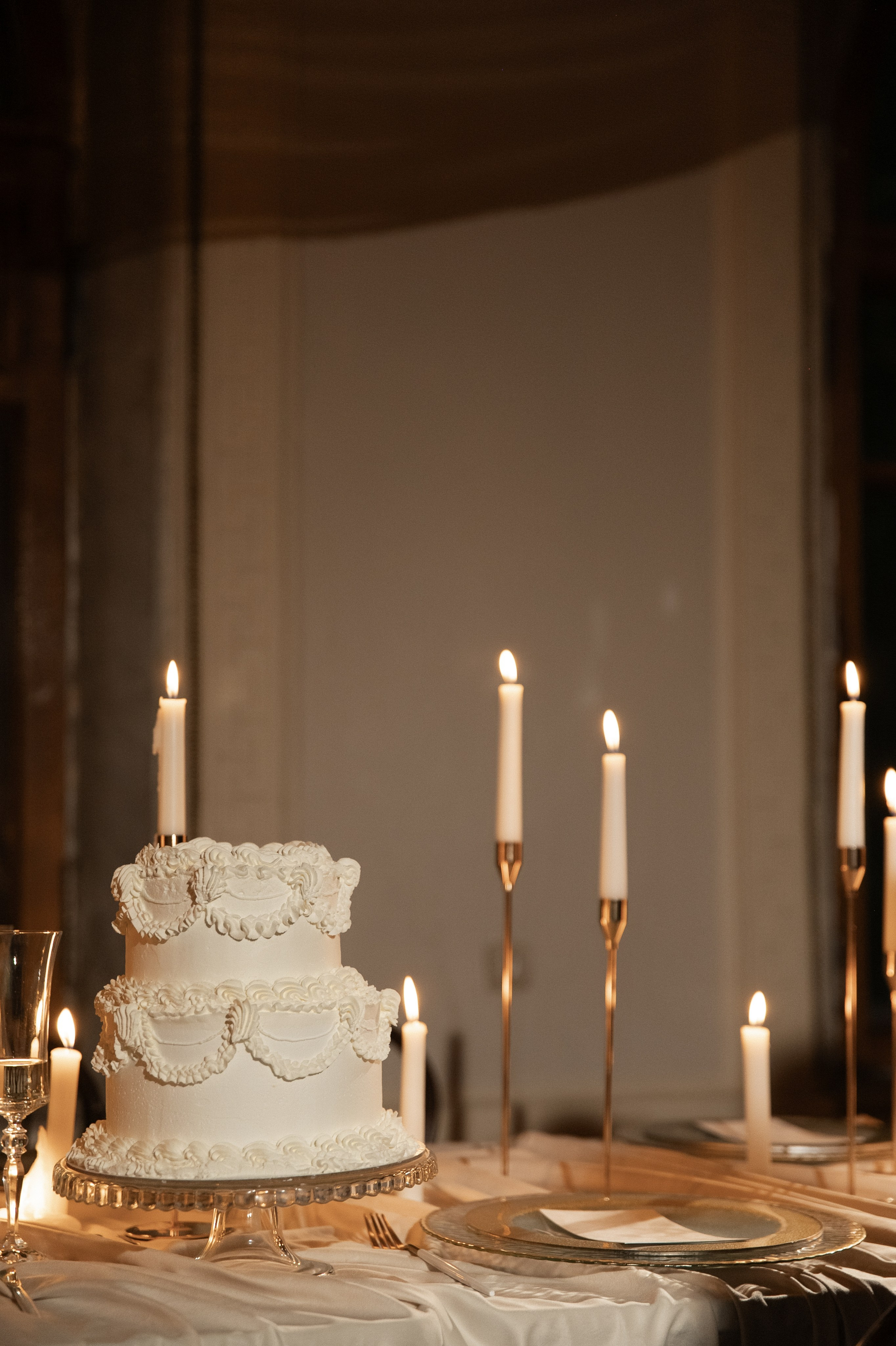 Камерный свадебный ужин при свечах в старинном особняке в фотостудии 21. Kult. Ярослава Ерина — свадебный фотограф в Москве