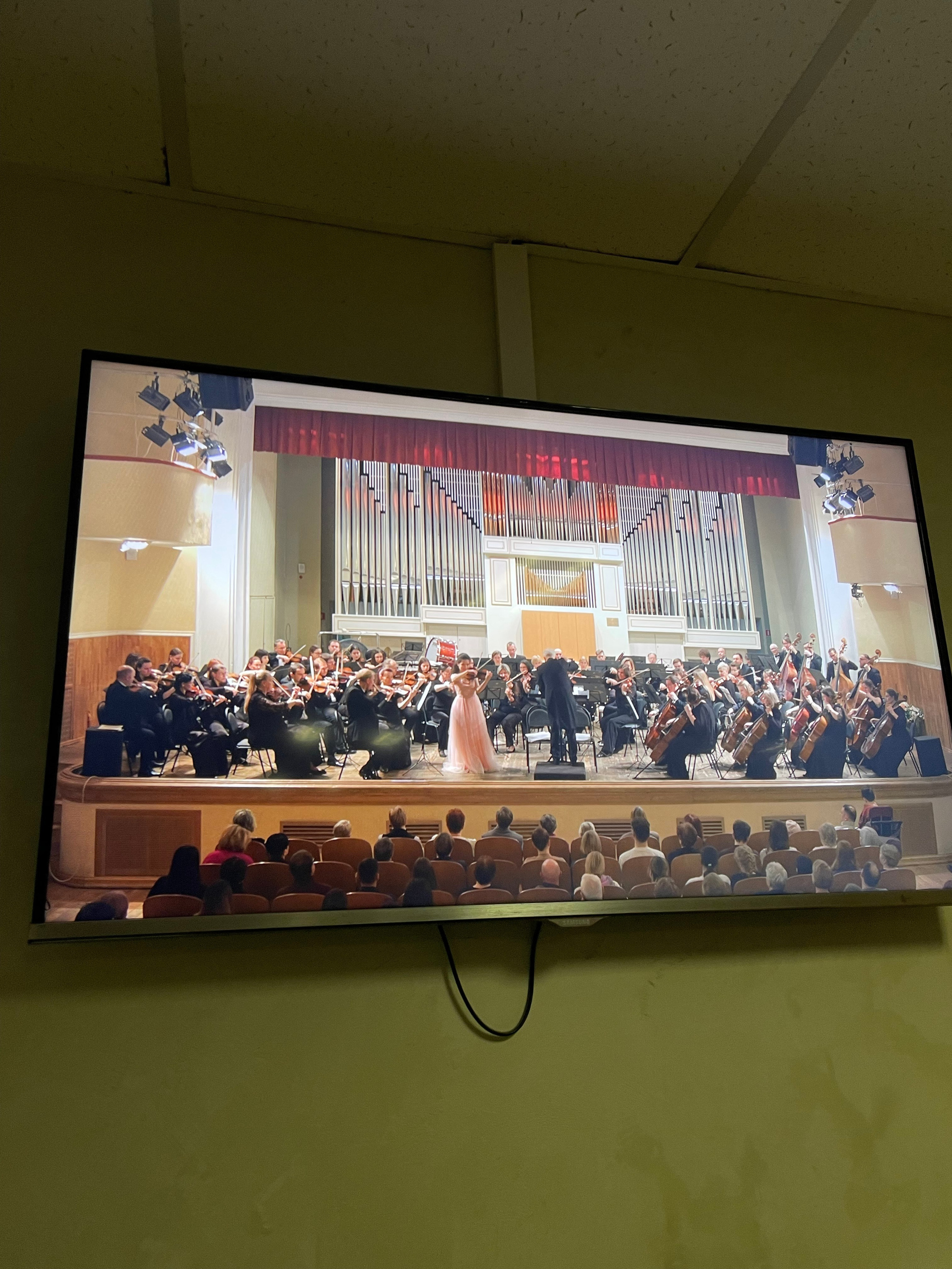 На сцене. Скрипачка Анна Савкина