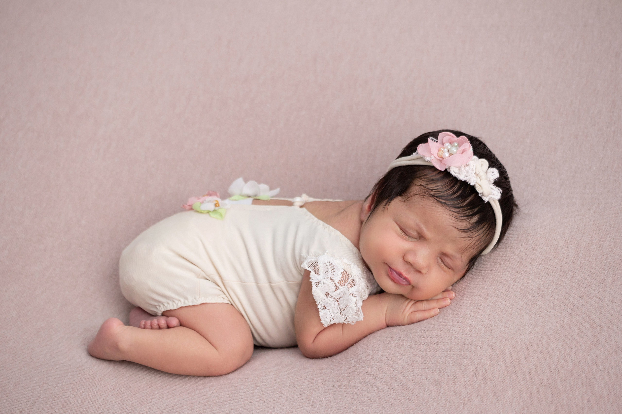 Классический стиль newborn. Фотограф новорождённых Анапа Елена Кушнарь