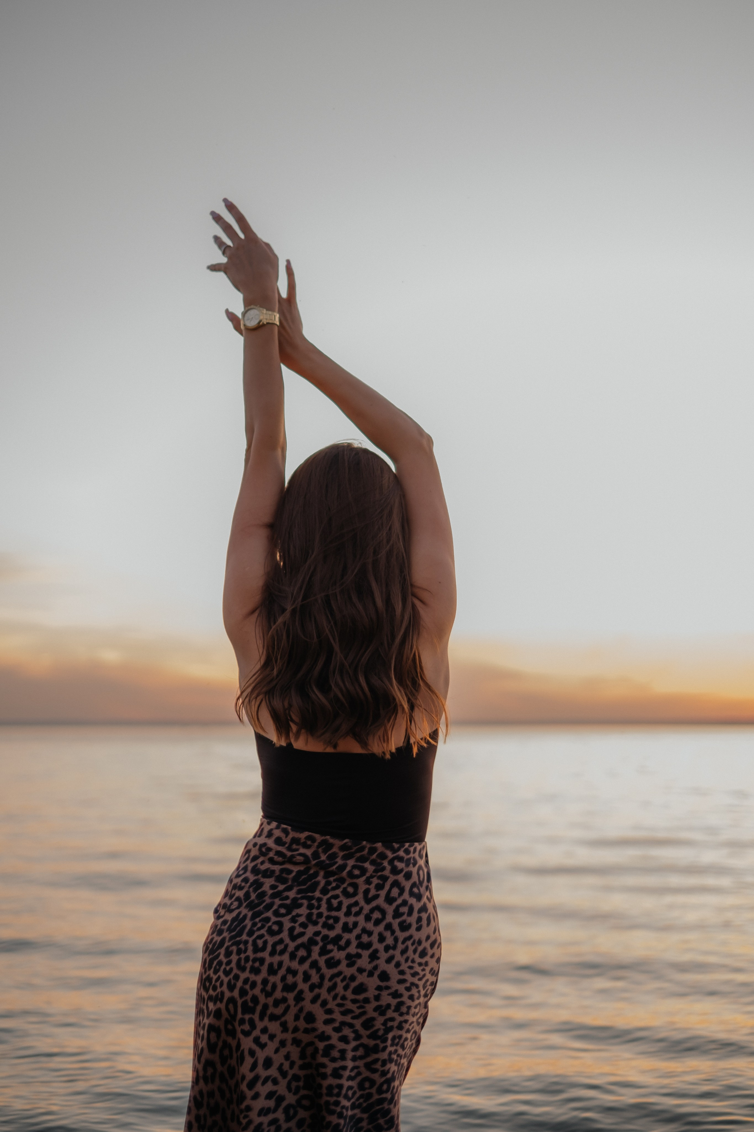 Катя с дочками на берегу. Фотограф в Новосибирске Диана Ильиных