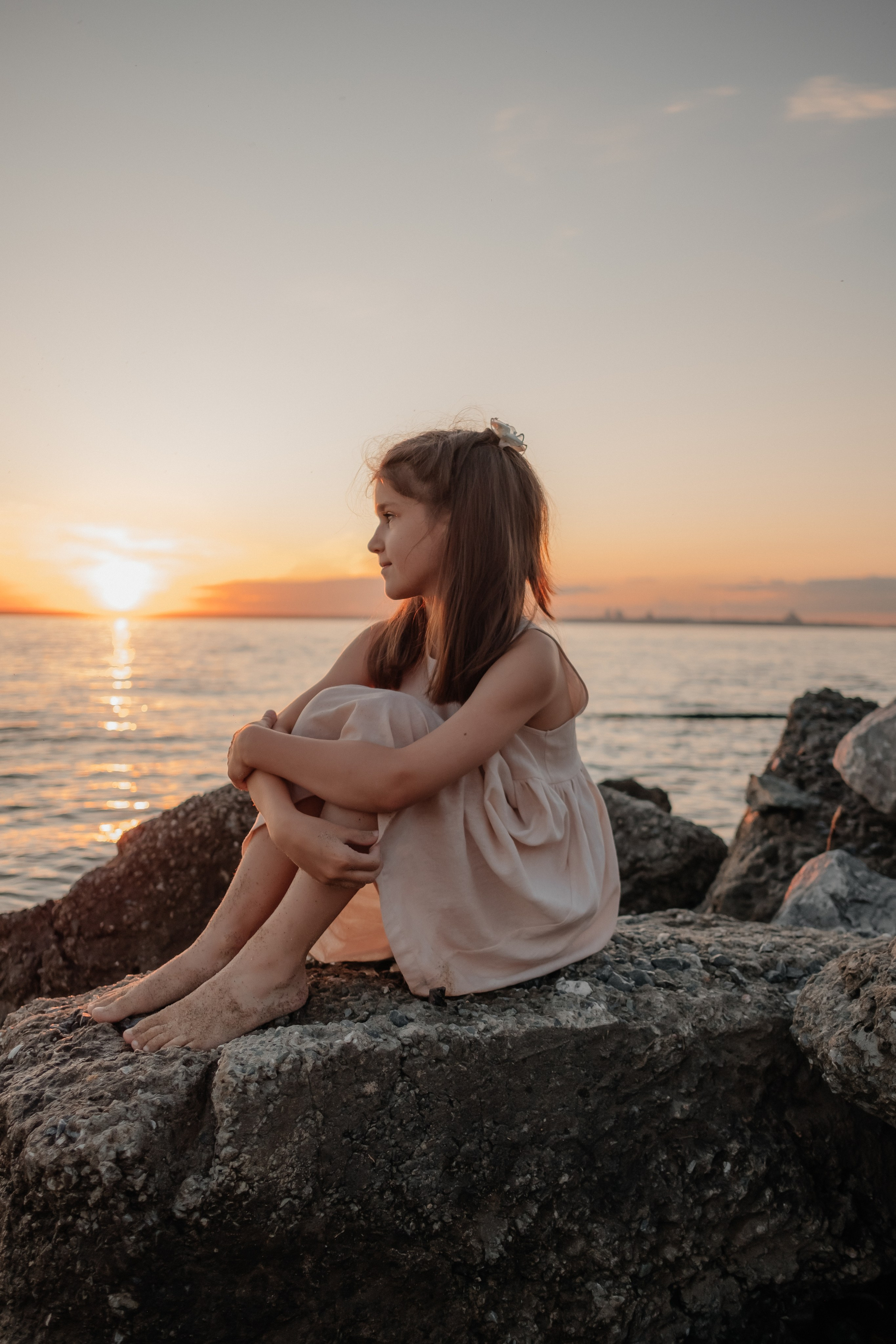 Катя с дочками на берегу. Фотограф в Новосибирске Диана Ильиных